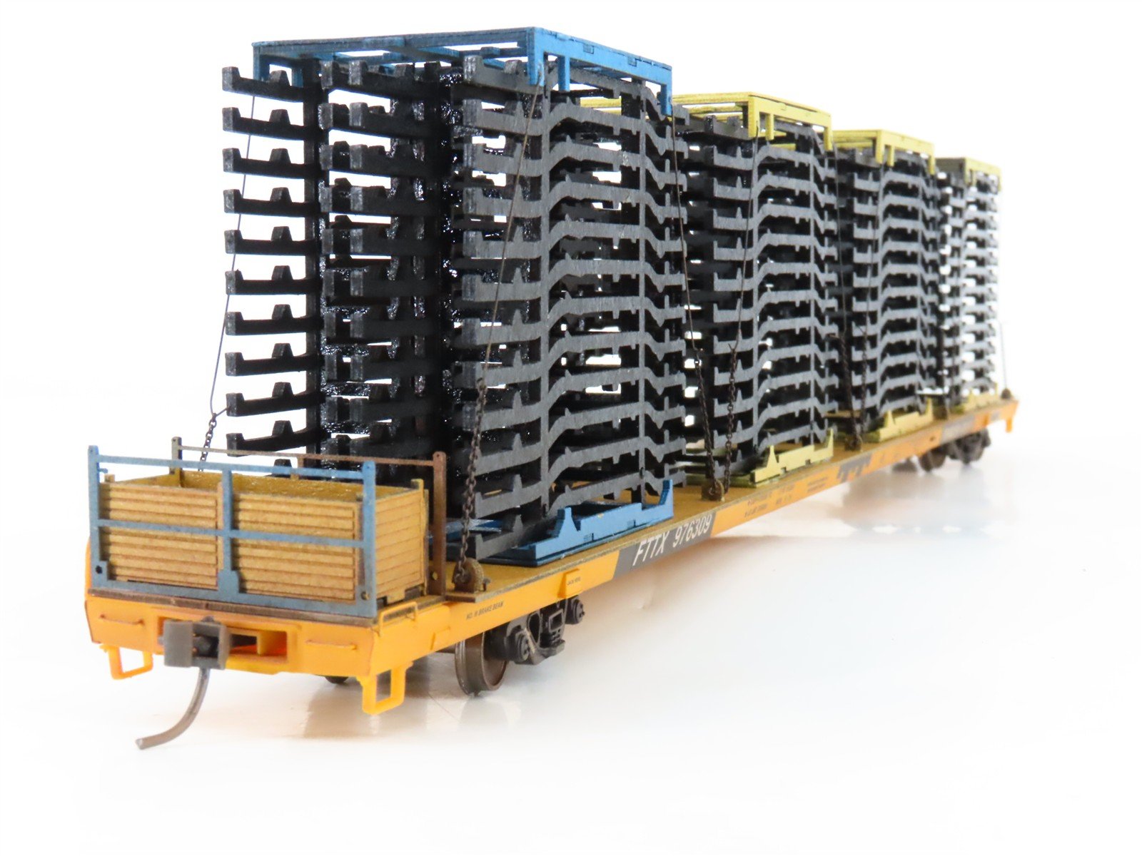 HO Scale FTTX Trailer Train 89' Flatcar #976309 w/Custom Auto Frame Load