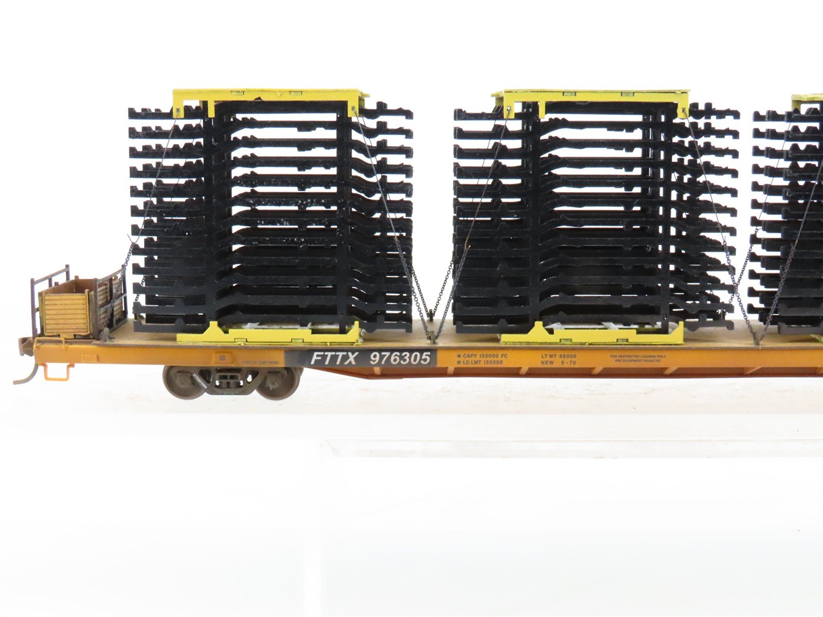 HO Scale FTTX Trailer Train 89' Flatcar #976305 w/Custom Auto Frame Load
