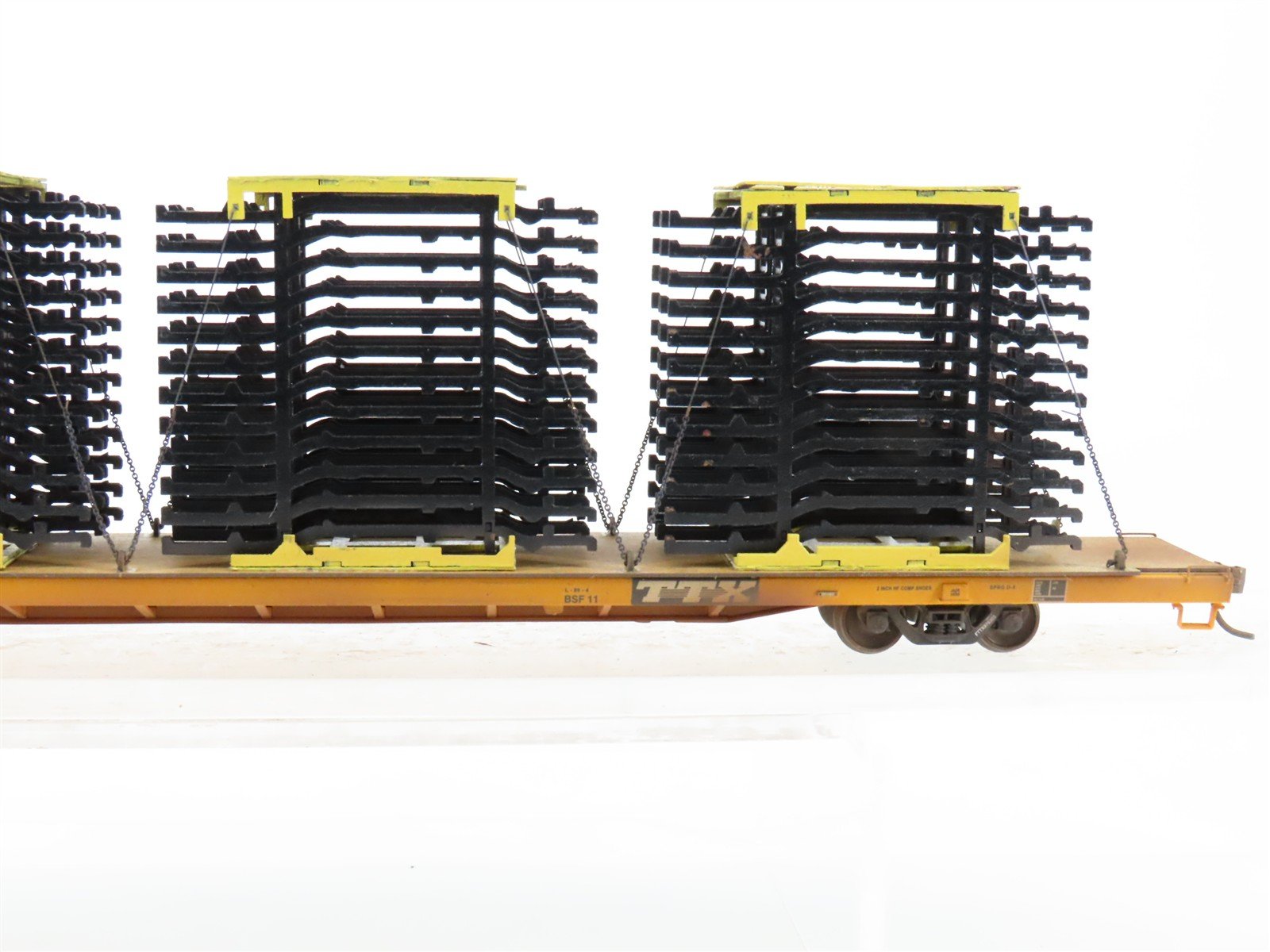 HO Scale FTTX Trailer Train 89' Flatcar #976305 w/Custom Auto Frame Load