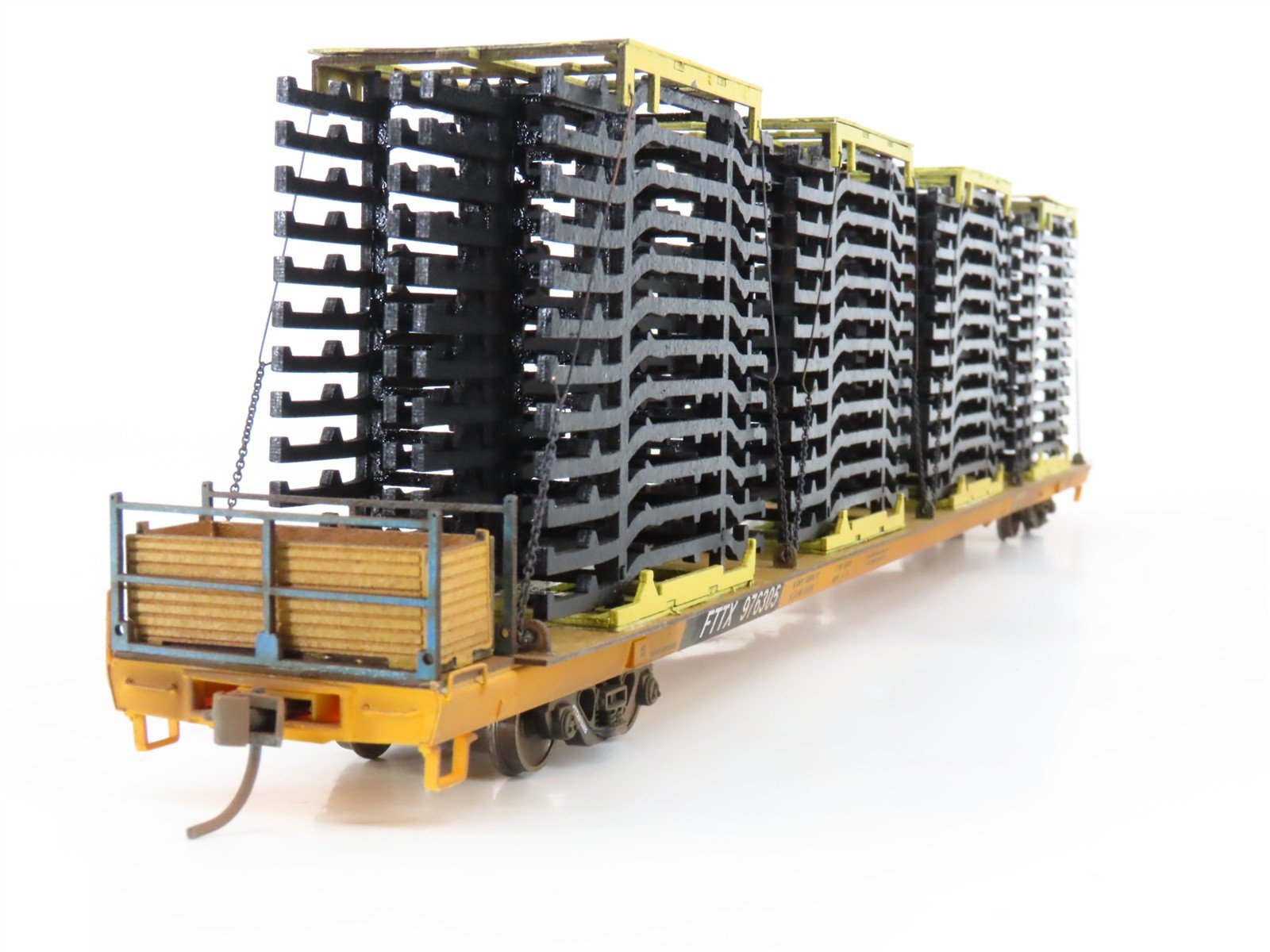HO Scale FTTX Trailer Train 89' Flatcar #976305 w/Custom Auto Frame Load