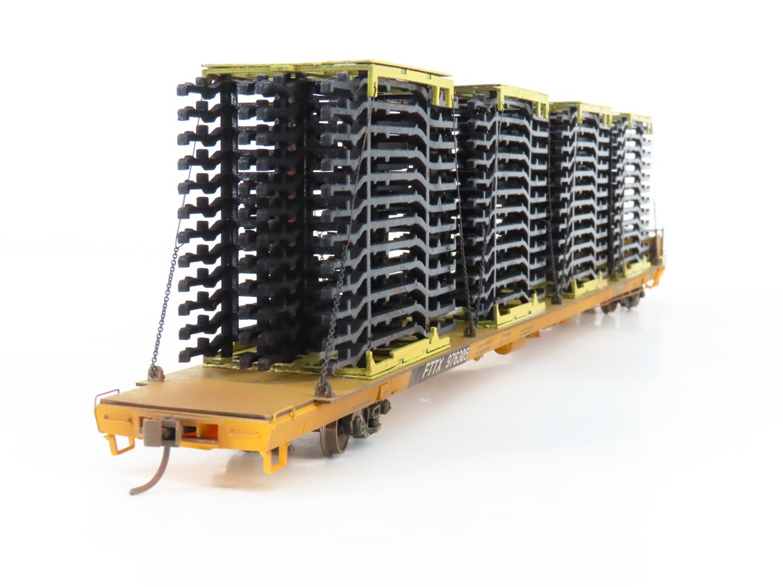 HO Scale FTTX Trailer Train 89' Flatcar #976305 w/Custom Auto Frame Load