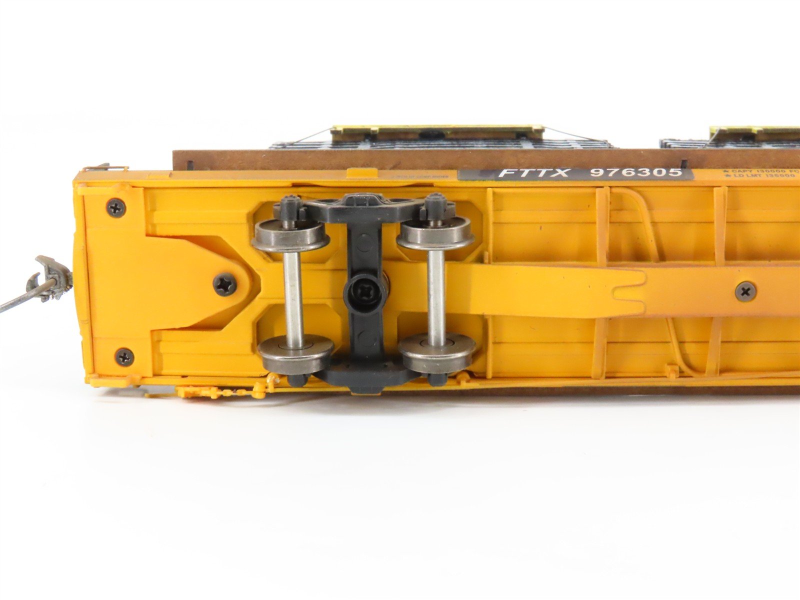HO Scale FTTX Trailer Train 89' Flatcar #976305 w/Custom Auto Frame Load