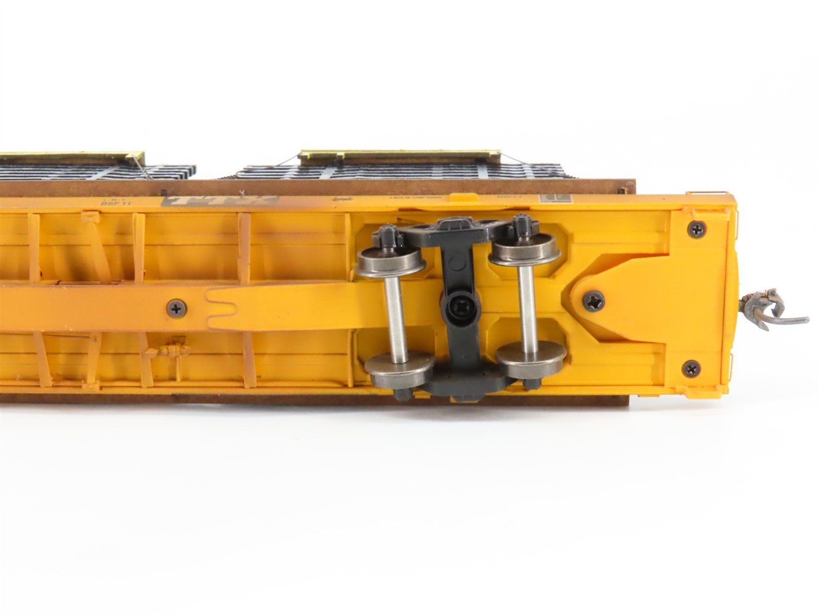 HO Scale FTTX Trailer Train 89' Flatcar #976305 w/Custom Auto Frame Load