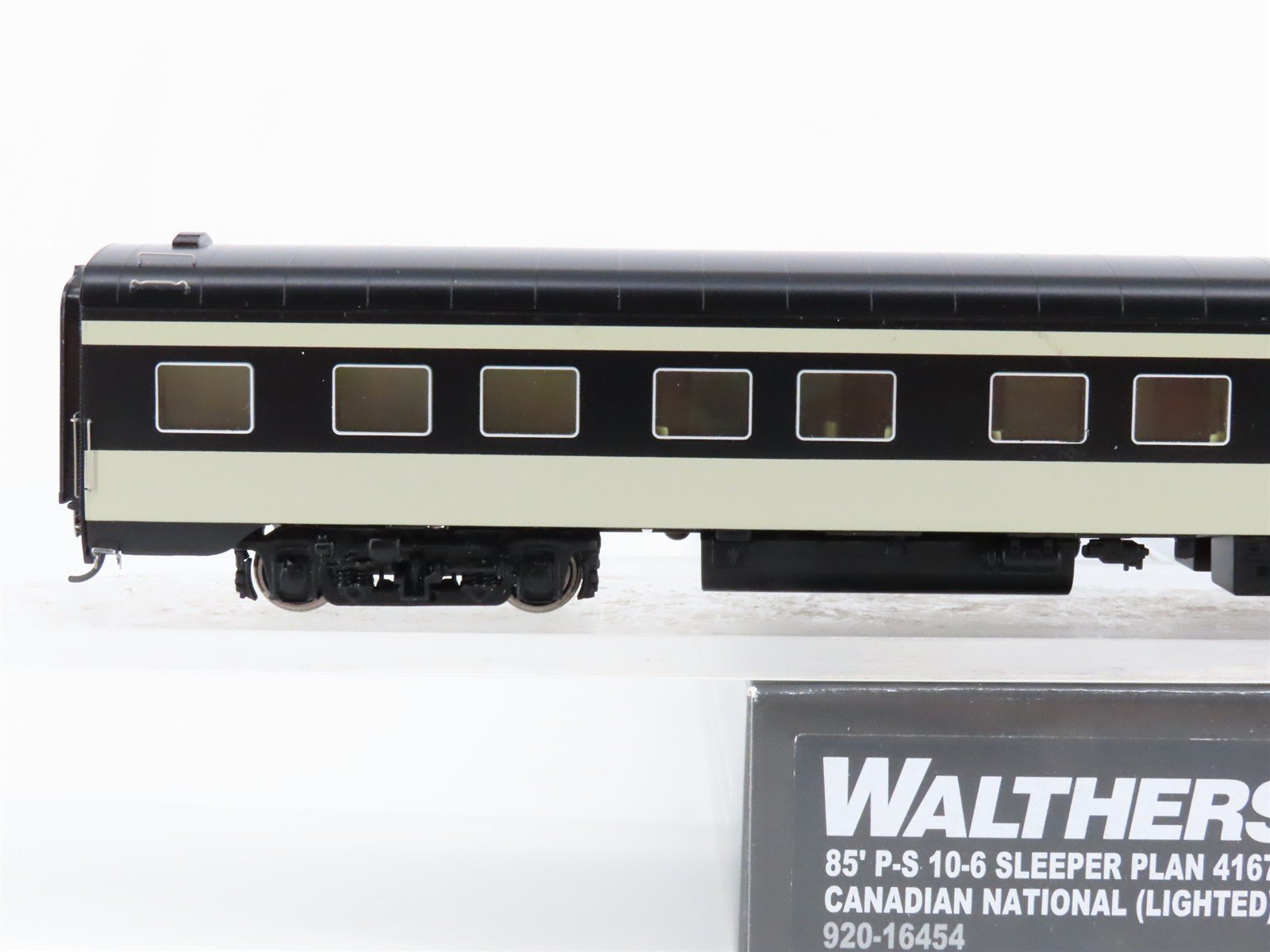 HO Walthers Proto 920-16454 CN Canadian National Sleeper Passenger Car w/Lights
