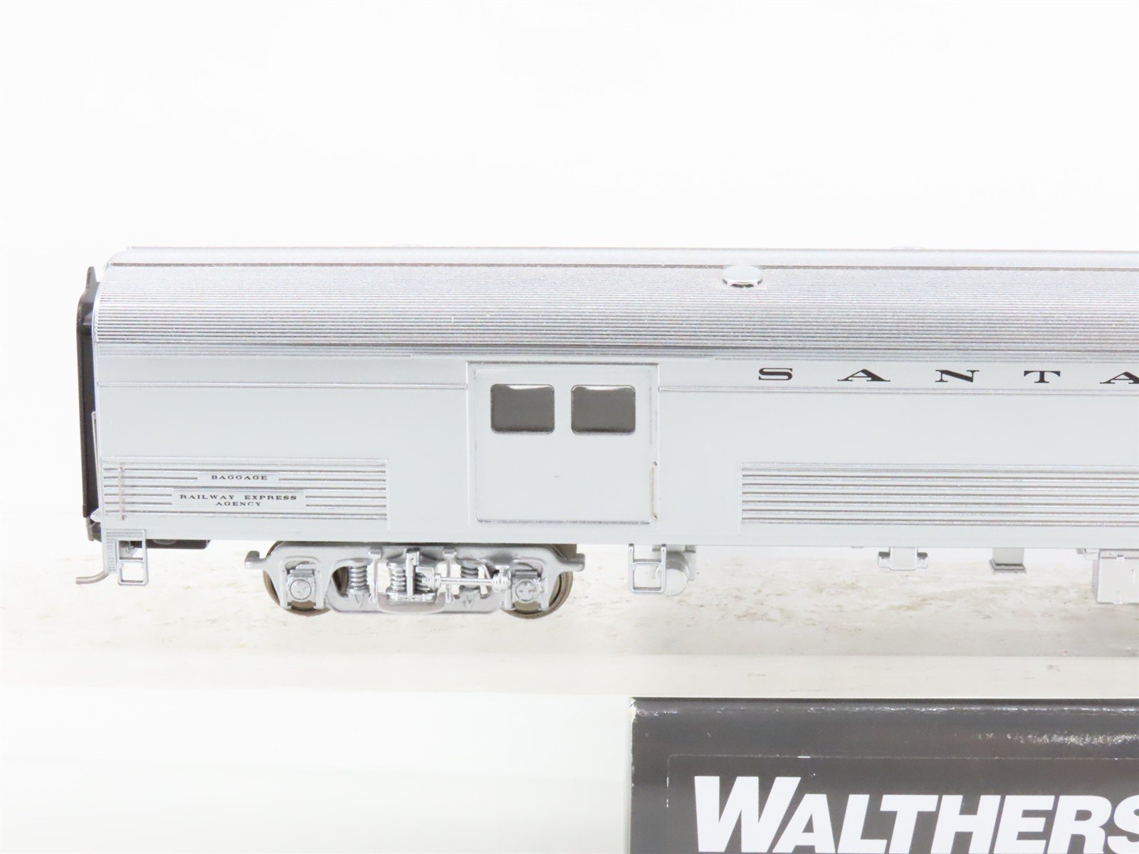HO Scale Walthers Proto 920-13042 ATSF Santa Fe 73' Baggage Passenger Car