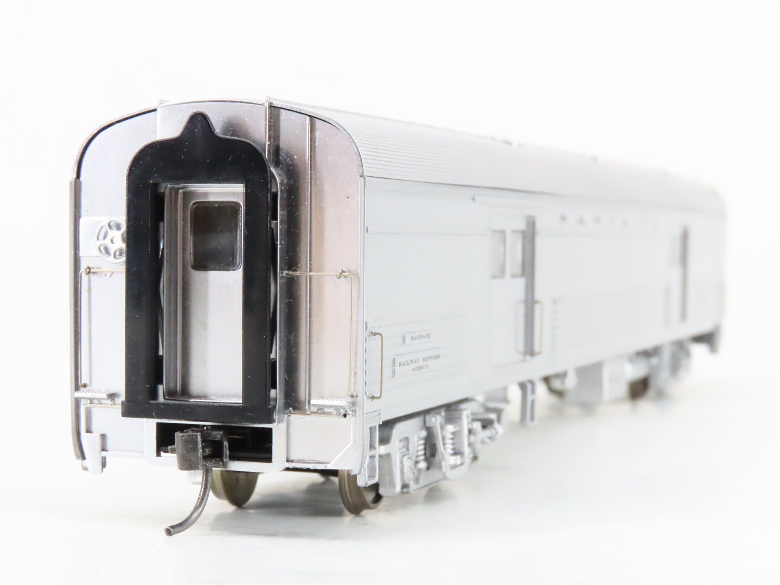 HO Scale Walthers Proto 920-13042 ATSF Santa Fe 73' Baggage Passenger Car