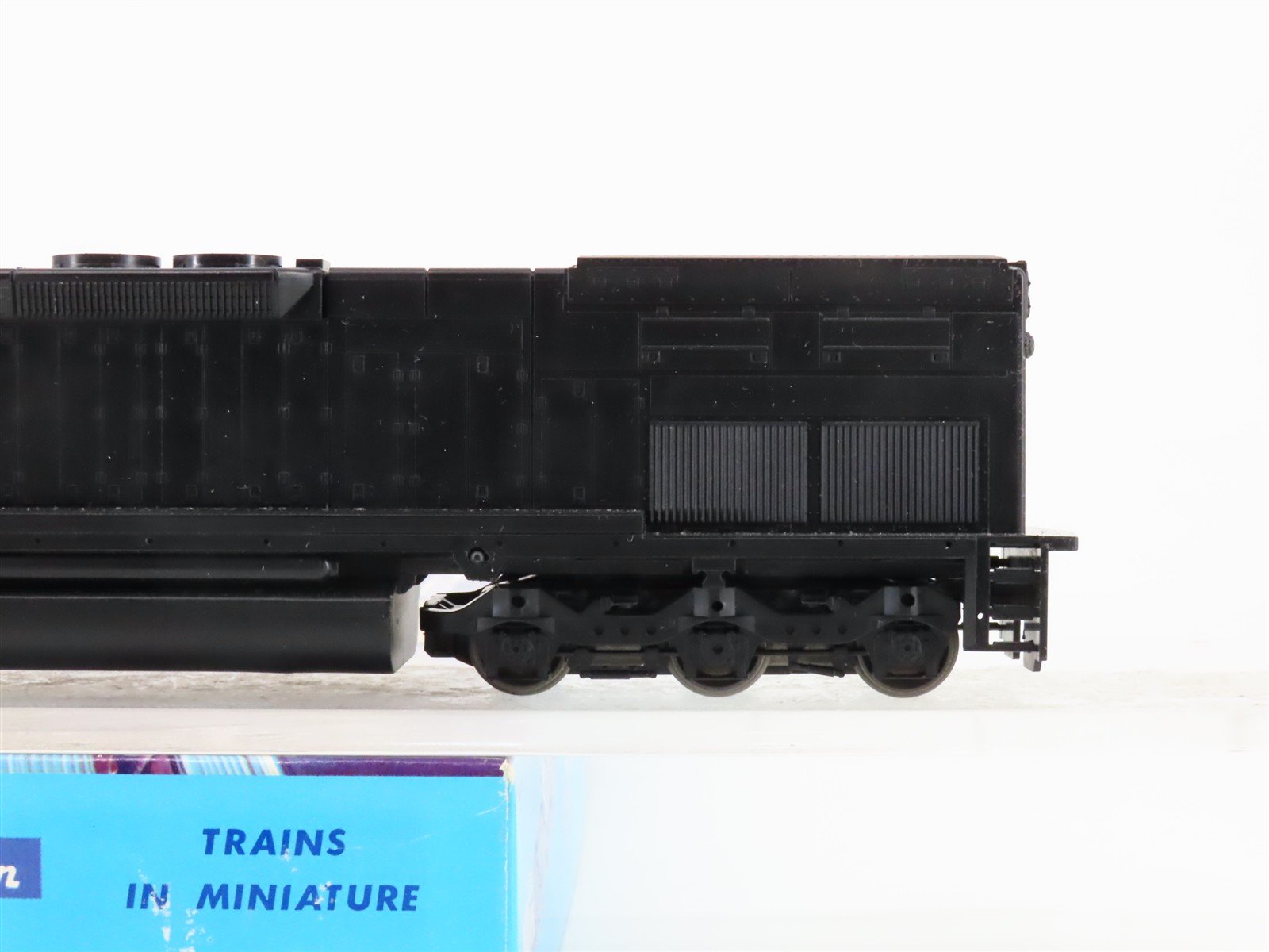 HO Scale Athearn 4500 Undecorated SD40T-2 Diesel Locomotive