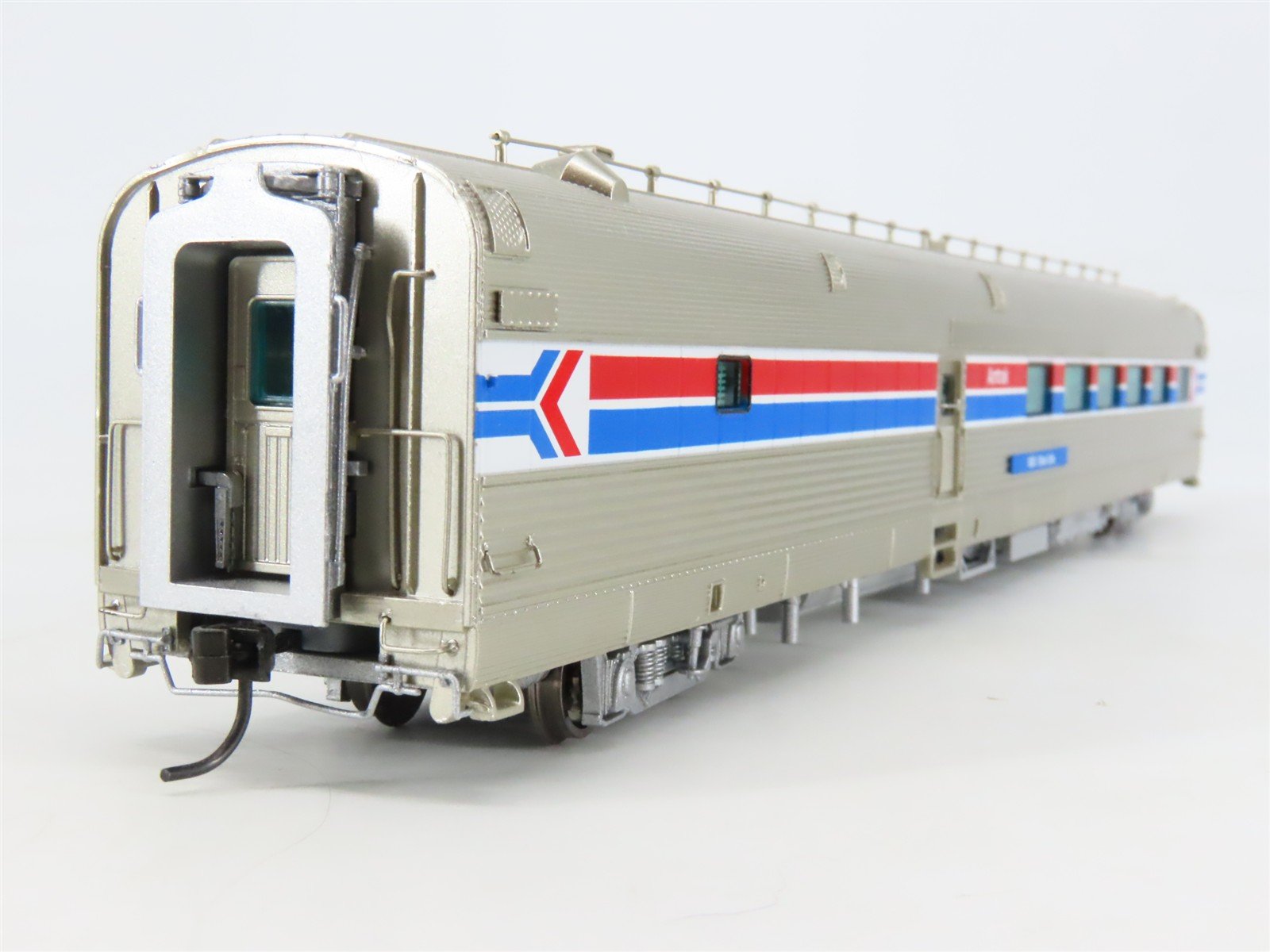 LOT of 2 HO Scale Broadway Limited Imports Amtrak Diner & Vista Dome Passengers
