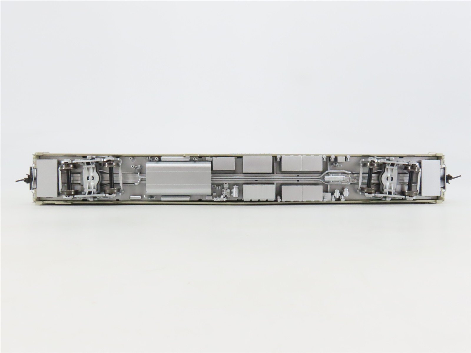 LOT of 2 HO Scale Broadway Limited Imports Amtrak Diner & Vista Dome Passengers