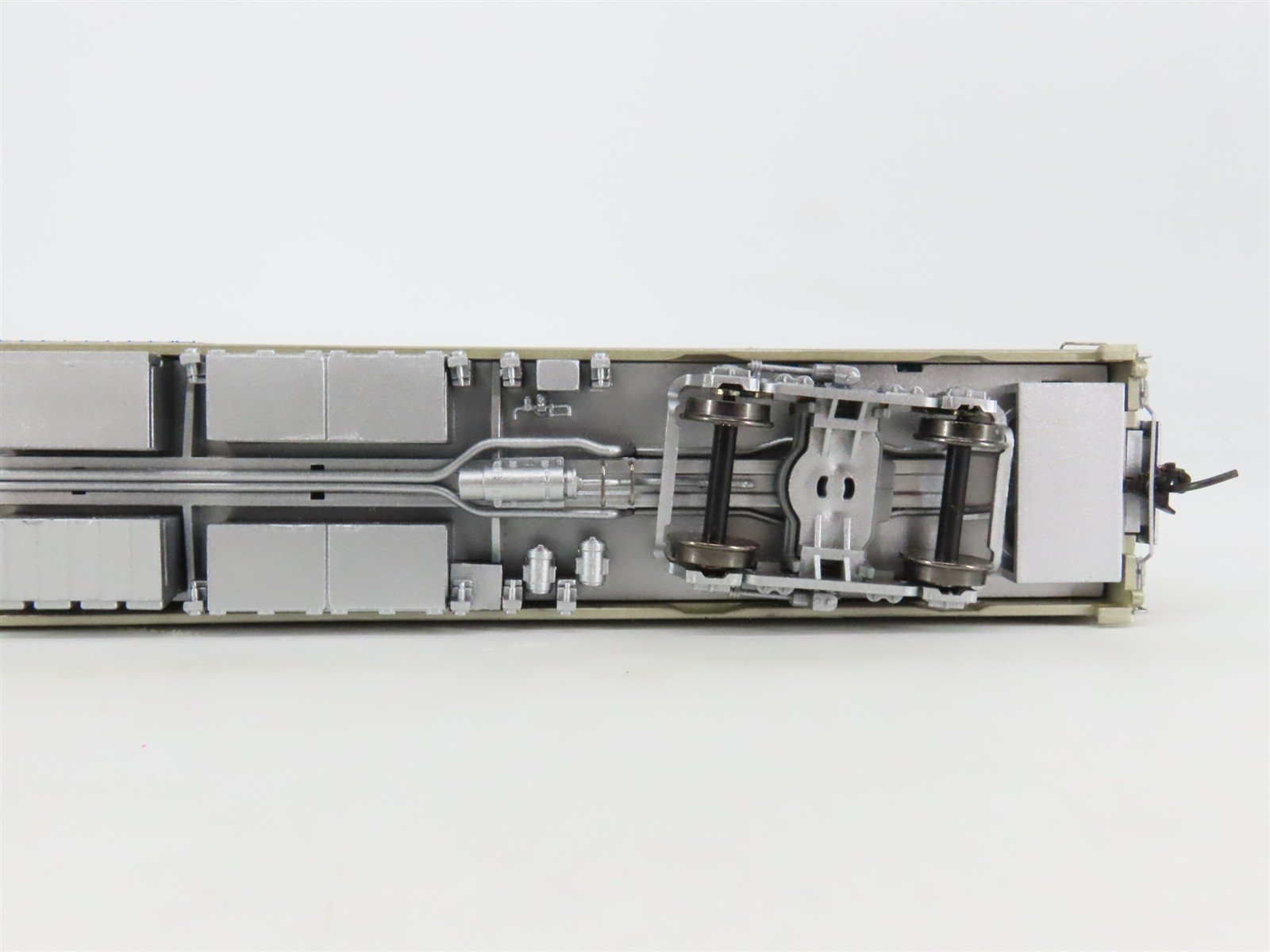 LOT of 2 HO Scale Broadway Limited Imports Amtrak Diner & Vista Dome Passengers