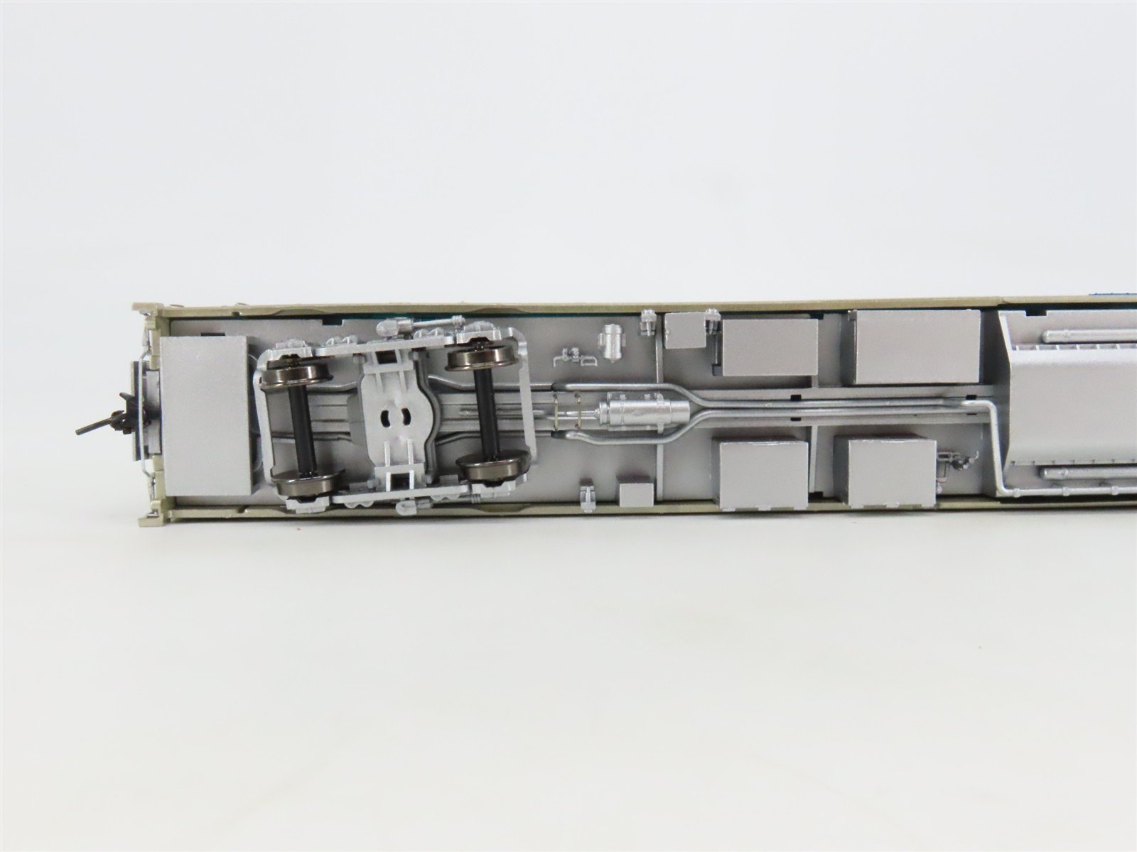 LOT of 2 HO Scale Broadway Limited Imports Amtrak Diner & Vista Dome Passengers