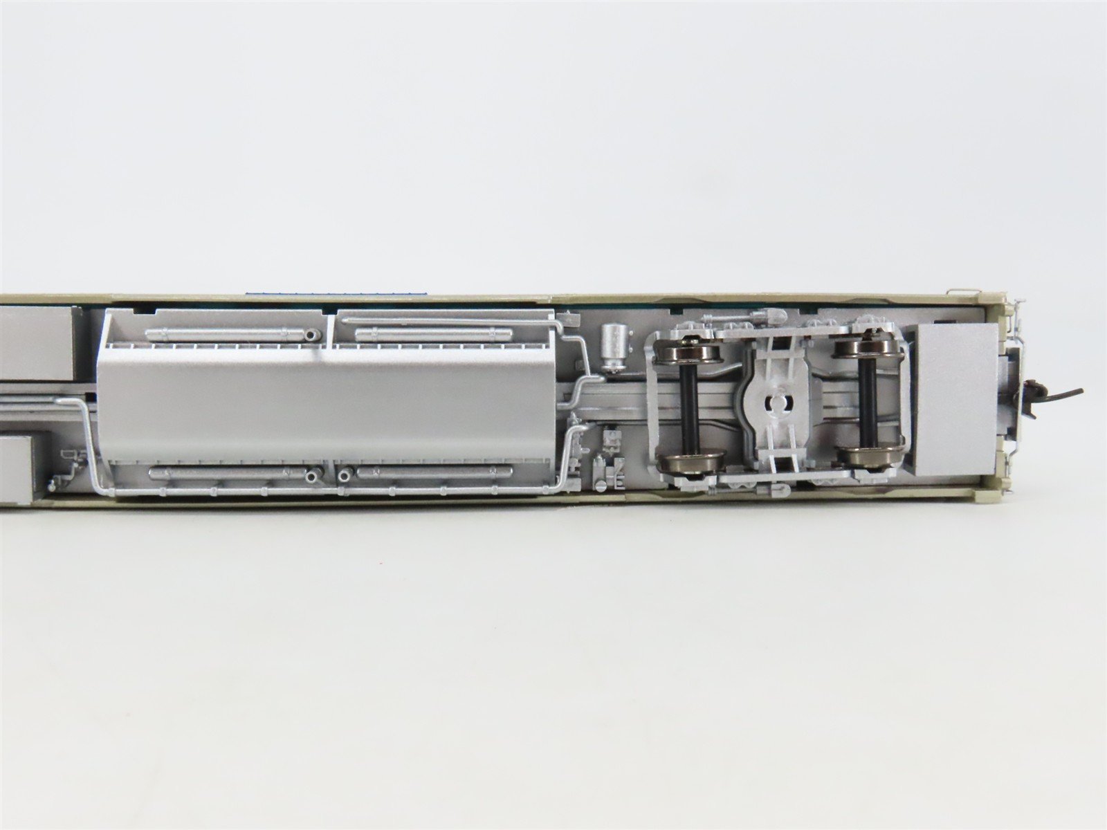 LOT of 2 HO Scale Broadway Limited Imports Amtrak Diner & Vista Dome Passengers