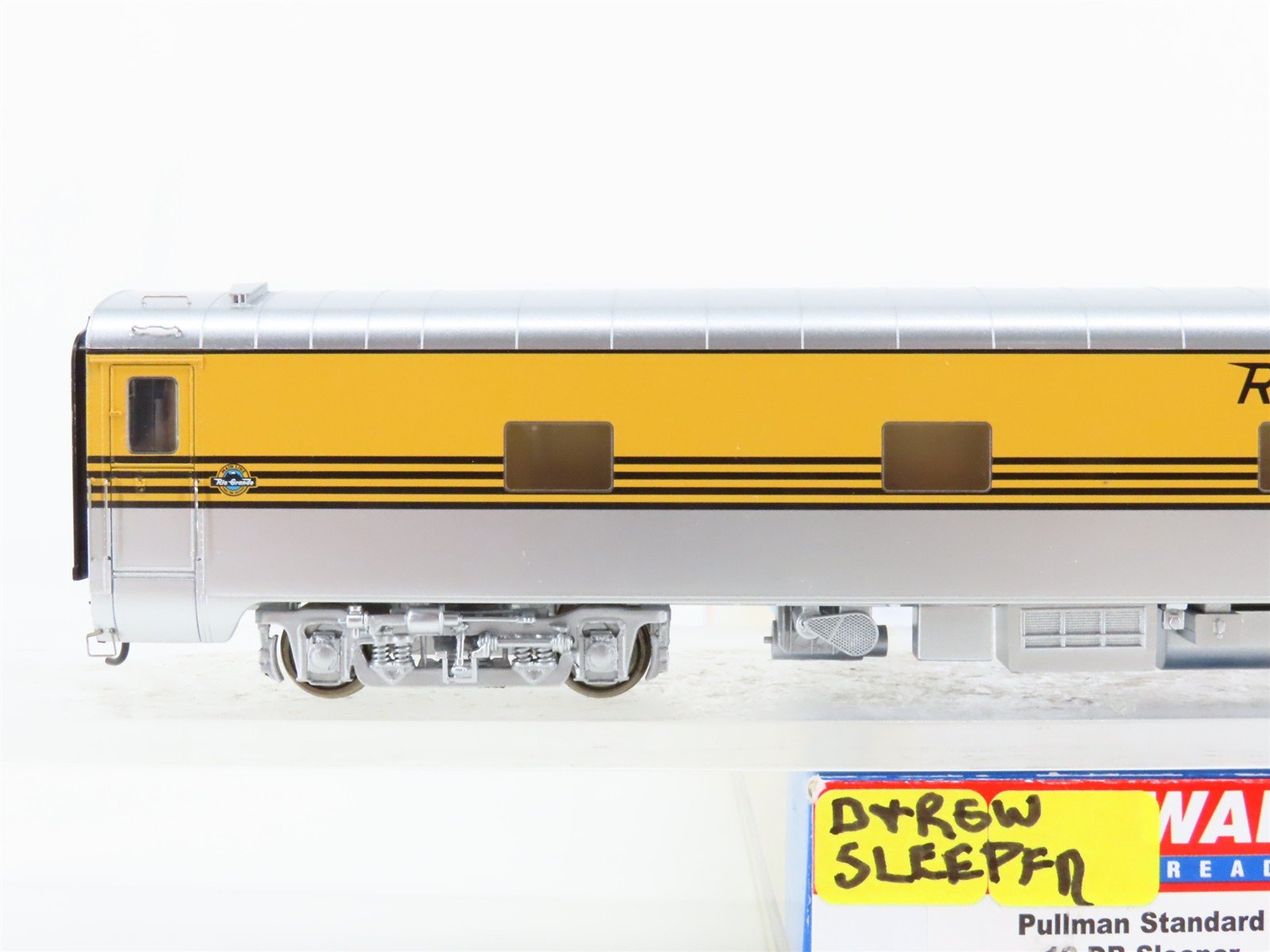 HO Scale Walthers 932-9408 D&RGW Denver & Rio Grande Western Sleeper Passenger
