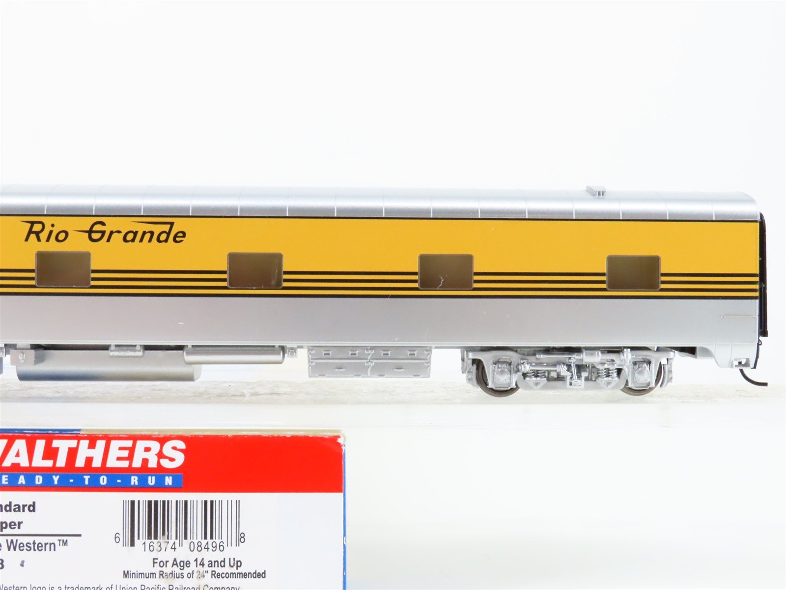 HO Scale Walthers 932-9408 D&RGW Denver & Rio Grande Western Sleeper Passenger