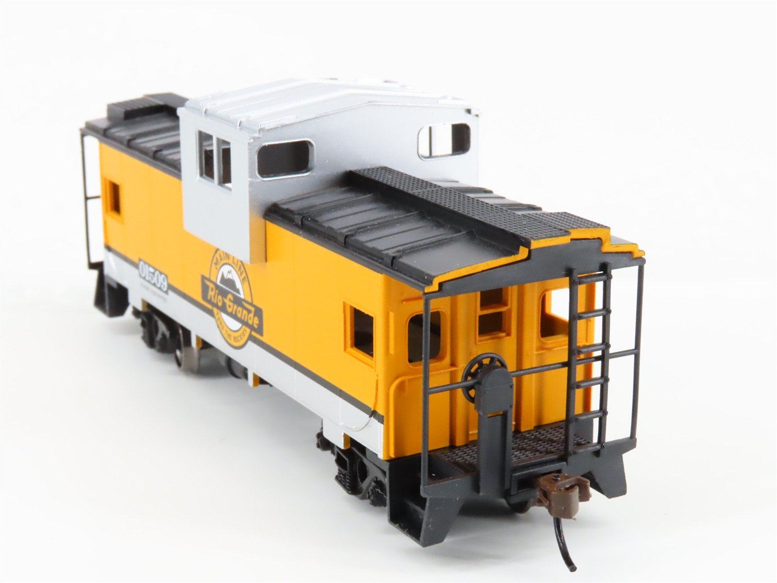 LOT- 2 HO Walthers Trainline & Bachmann Silver Series D&RGW Rio Grande Cabooses