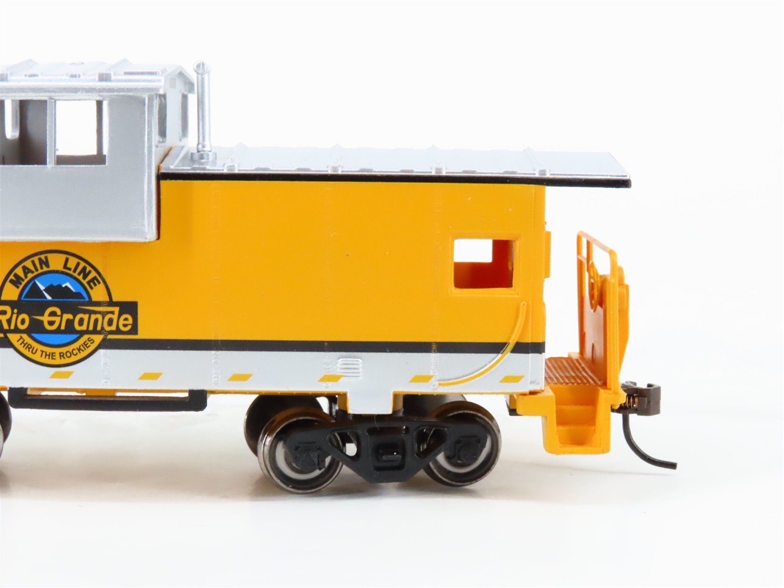 LOT- 2 HO Walthers Trainline & Bachmann Silver Series D&RGW Rio Grande Cabooses
