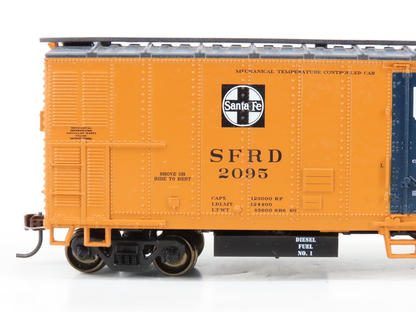 LOT of 2 HO Scale Athearn SFRD Santa Fe Railroad 60' Mechanical Reefers