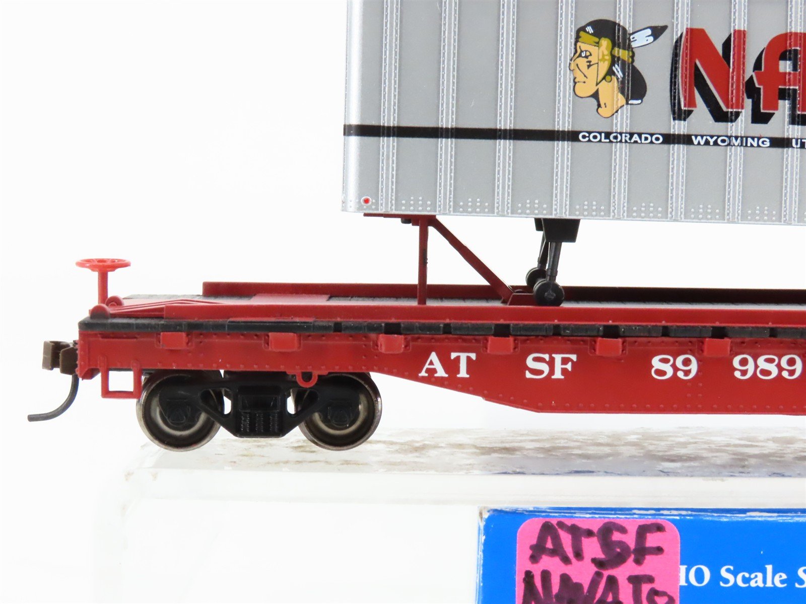 HO Bachmann Silver Series 16701 ATSF TOFC Flat Car #89989 w/ Navajo Trailer