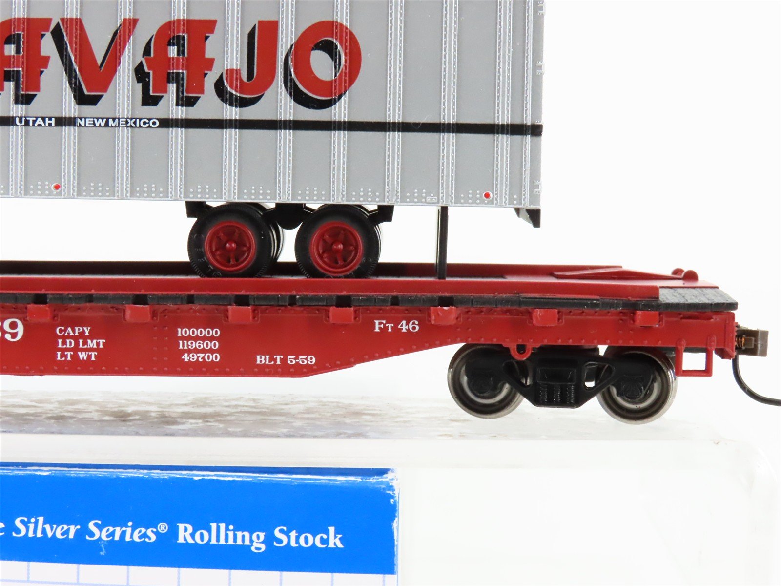 HO Bachmann Silver Series 16701 ATSF TOFC Flat Car #89989 w/ Navajo Trailer