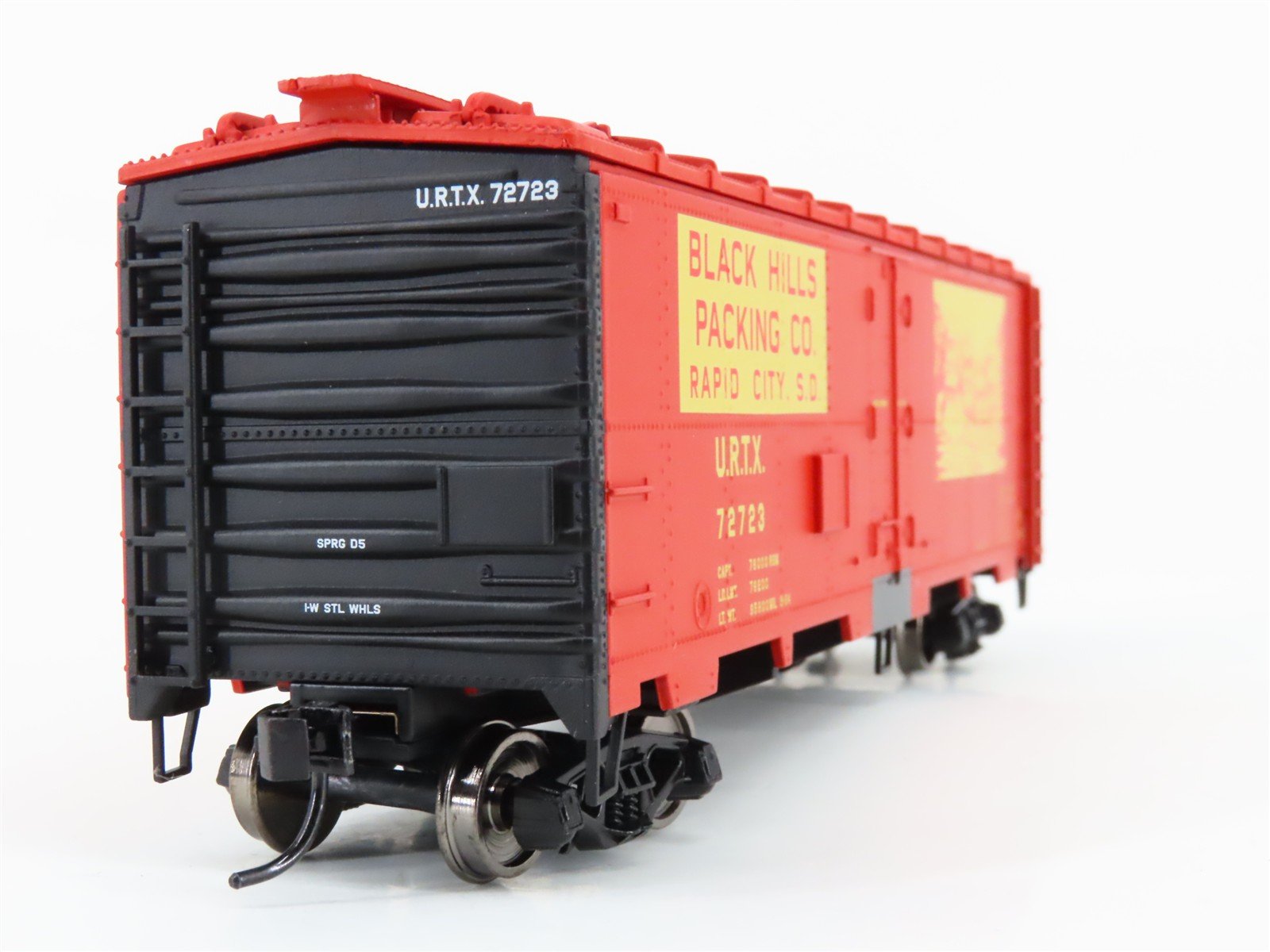 HO Scale Walthers Mainline 910-3506 URTX Black Hills Packing 40' Reefer #72723