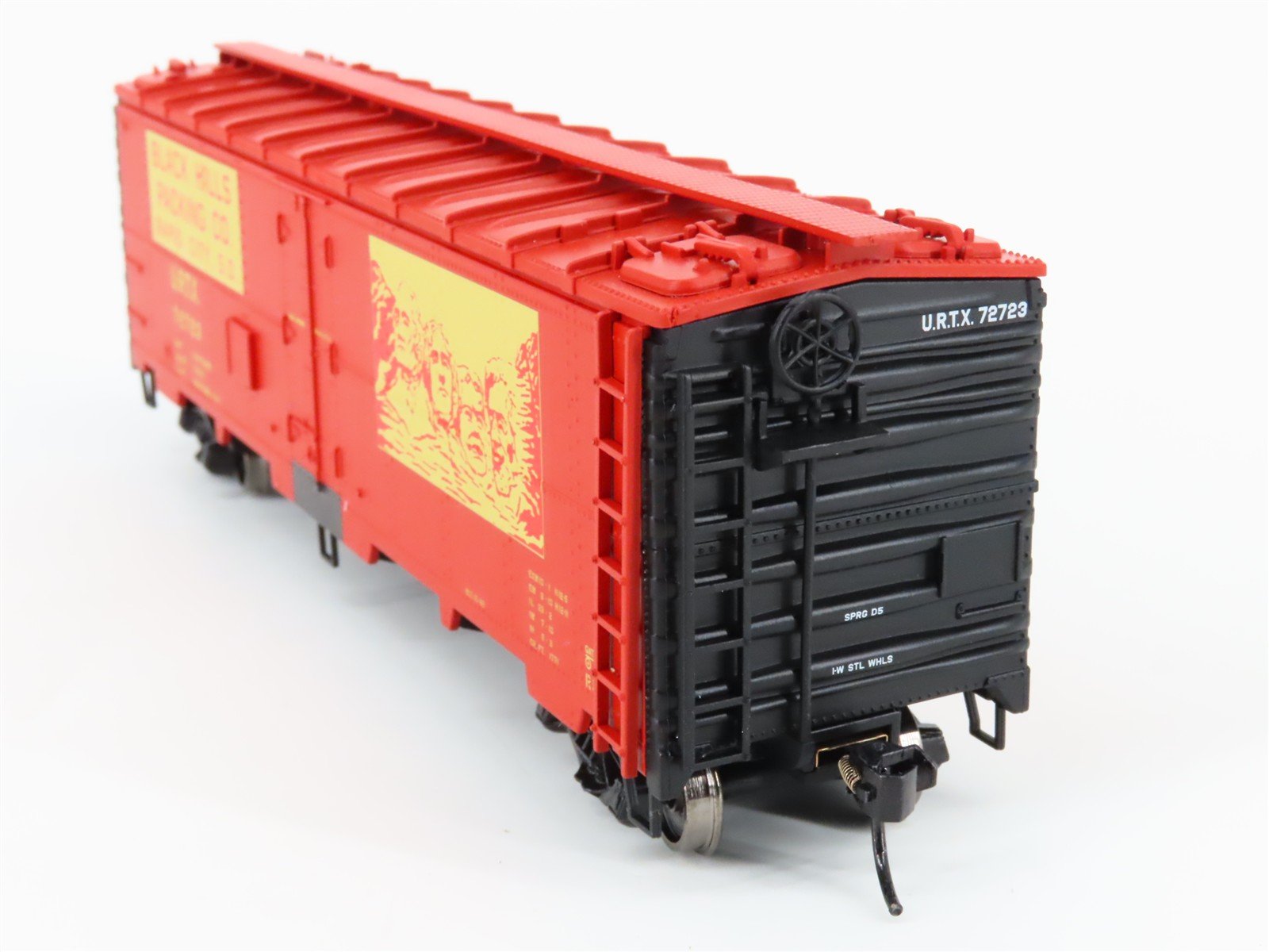 HO Scale Walthers Mainline 910-3506 URTX Black Hills Packing 40' Reefer #72723
