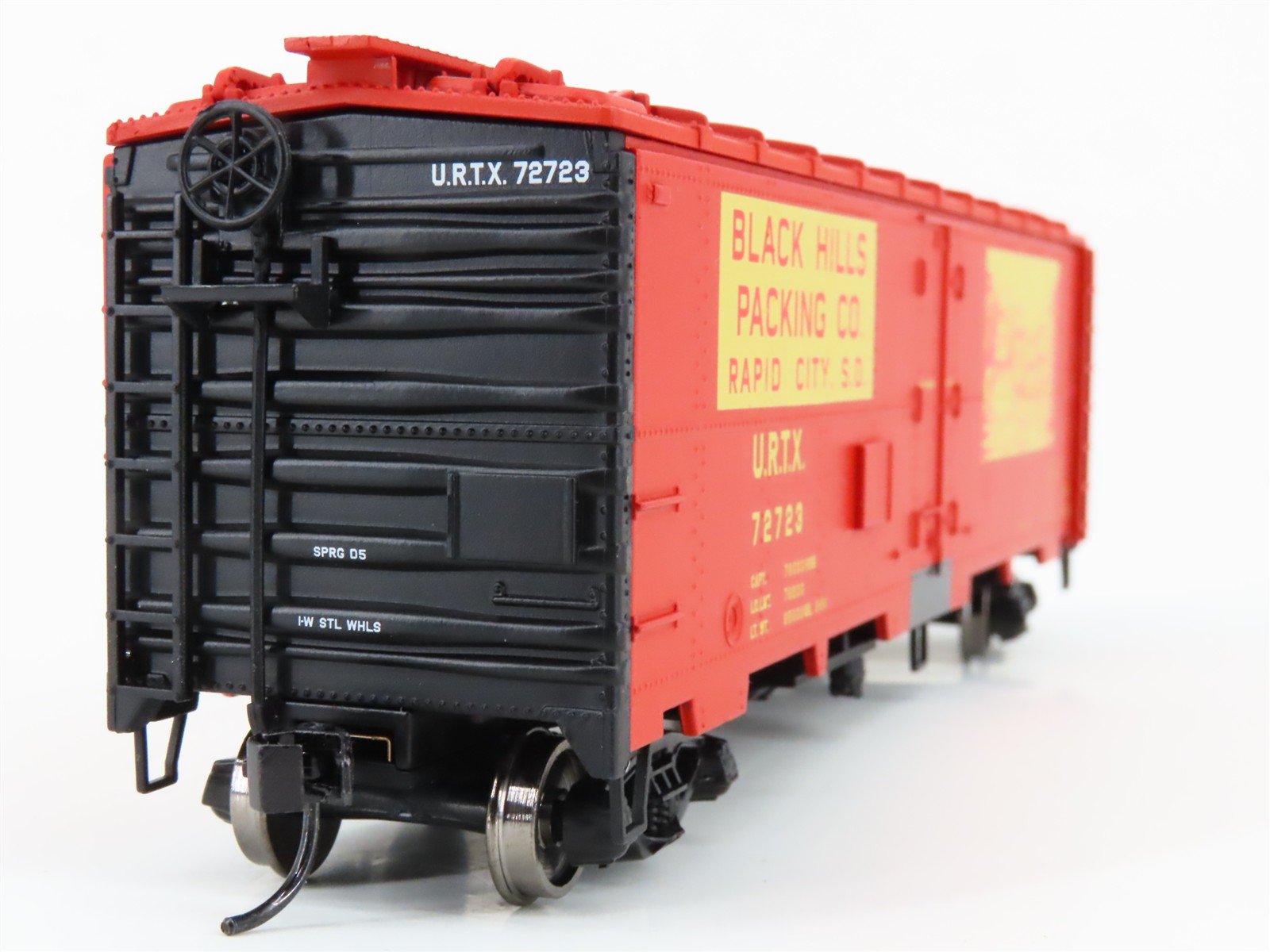 HO Scale Walthers Mainline 910-3506 URTX Black Hills Packing 40' Reefer #72723
