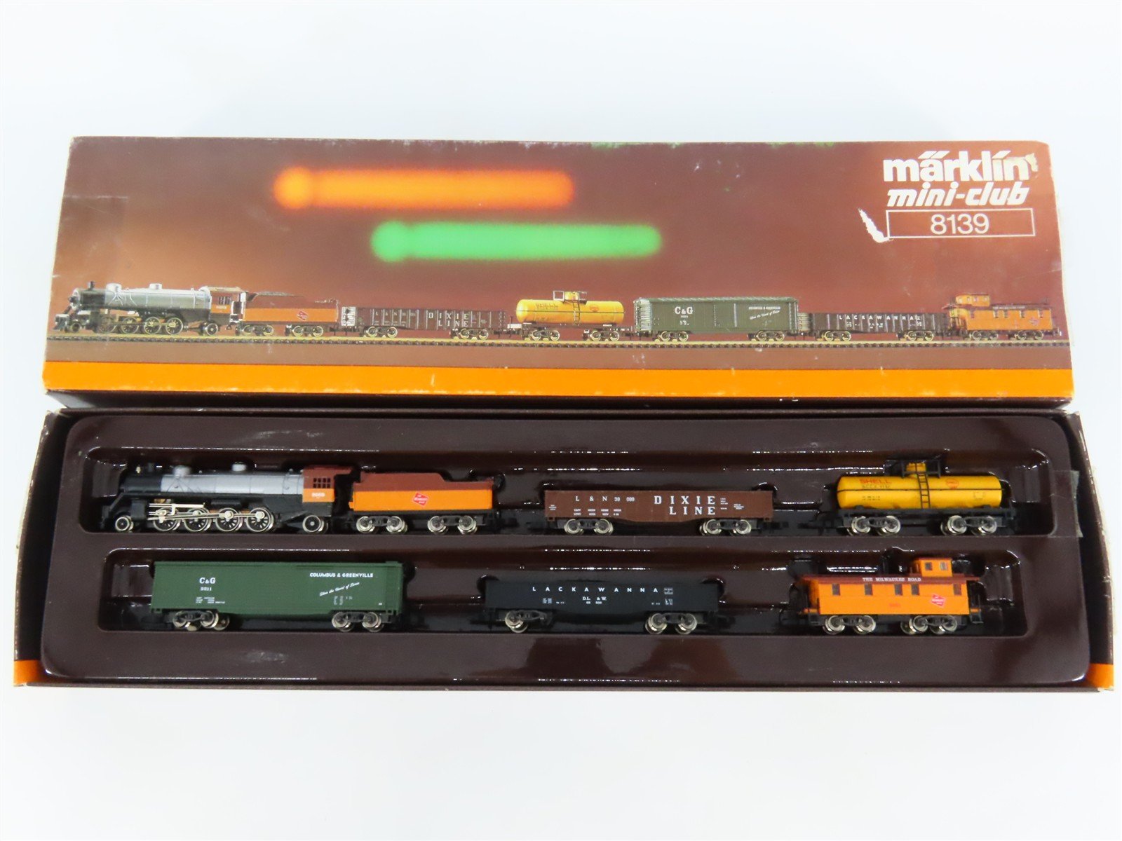 Z Scale Marklin Mini-Club 8139 MILW Milwaukee Road 2-8-2- Steam Freight Set