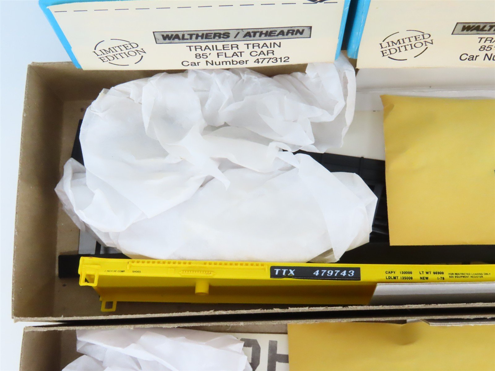 HO Scale Walthers/Athearn Kit #932-9026 TTX Trailer Train 85' Flat Cars 3-Pack