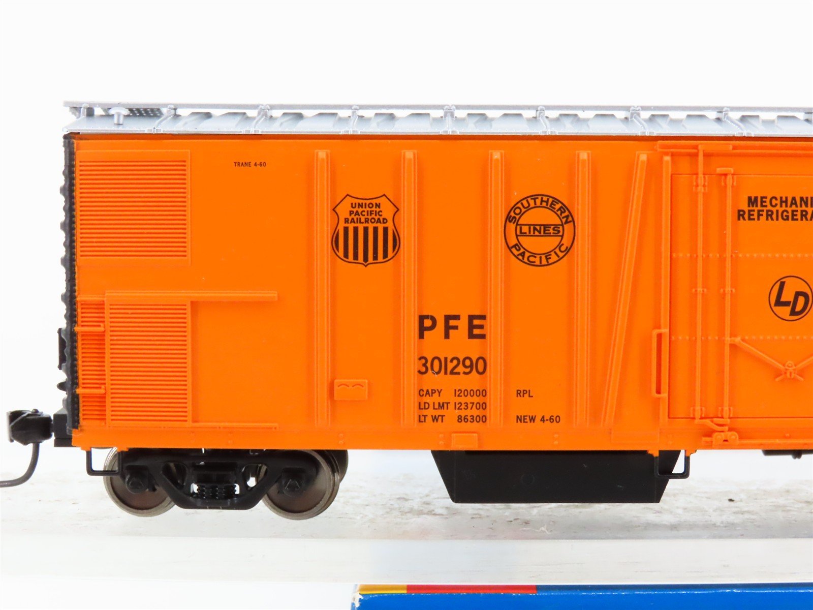 HO Scale Walthers 910-3774 PFE Pacific Fruit Express 50' Mech Reefer #301290