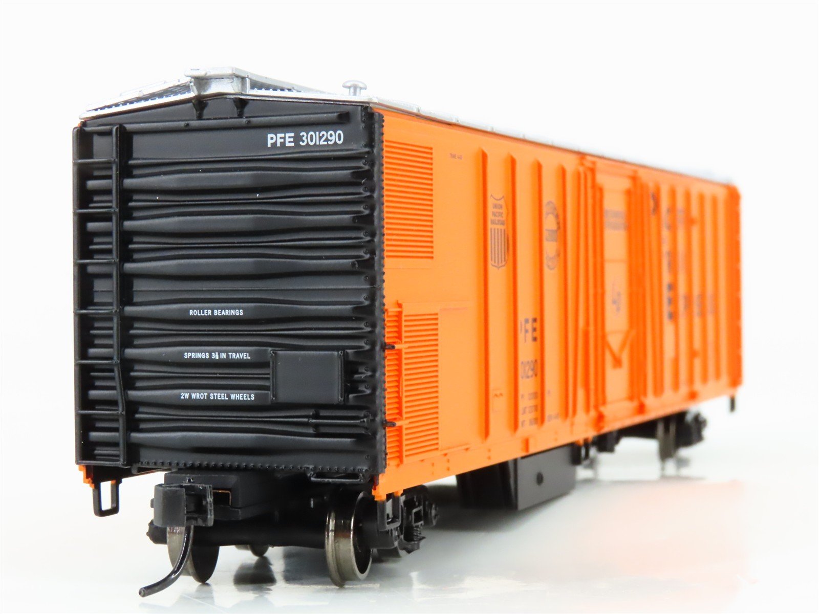 HO Scale Walthers 910-3774 PFE Pacific Fruit Express 50' Mech Reefer #301290