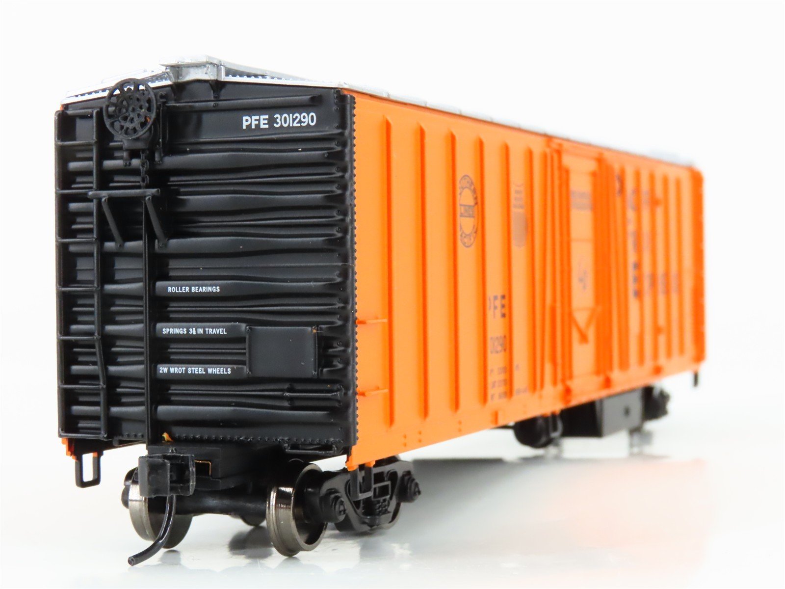 HO Scale Walthers 910-3774 PFE Pacific Fruit Express 50' Mech Reefer #301290
