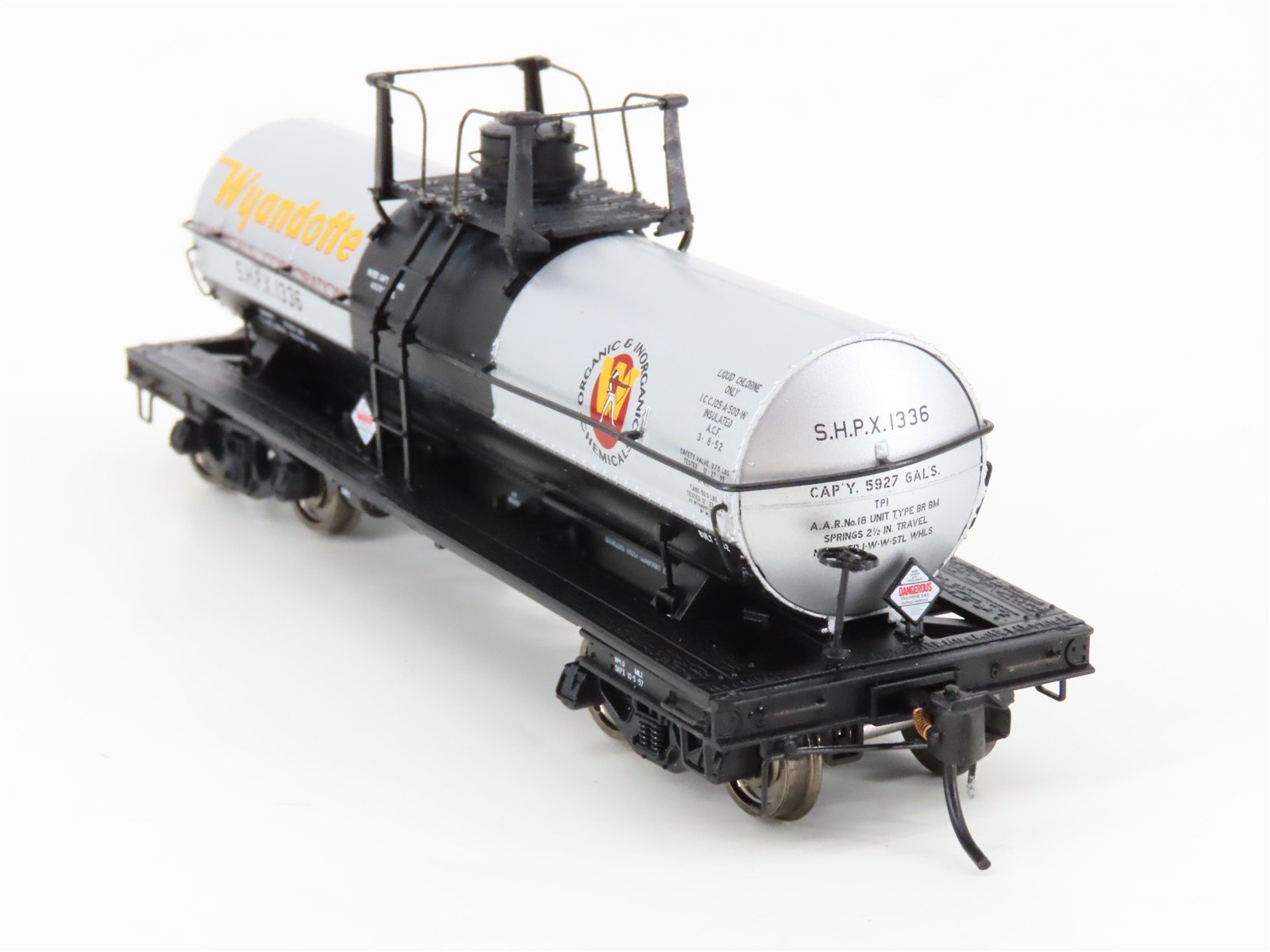 HO Broadway Limited BLI 7666 EBAX Ethyl / SHPX Wyandotte 6k Gal Tank Car 2-Pack