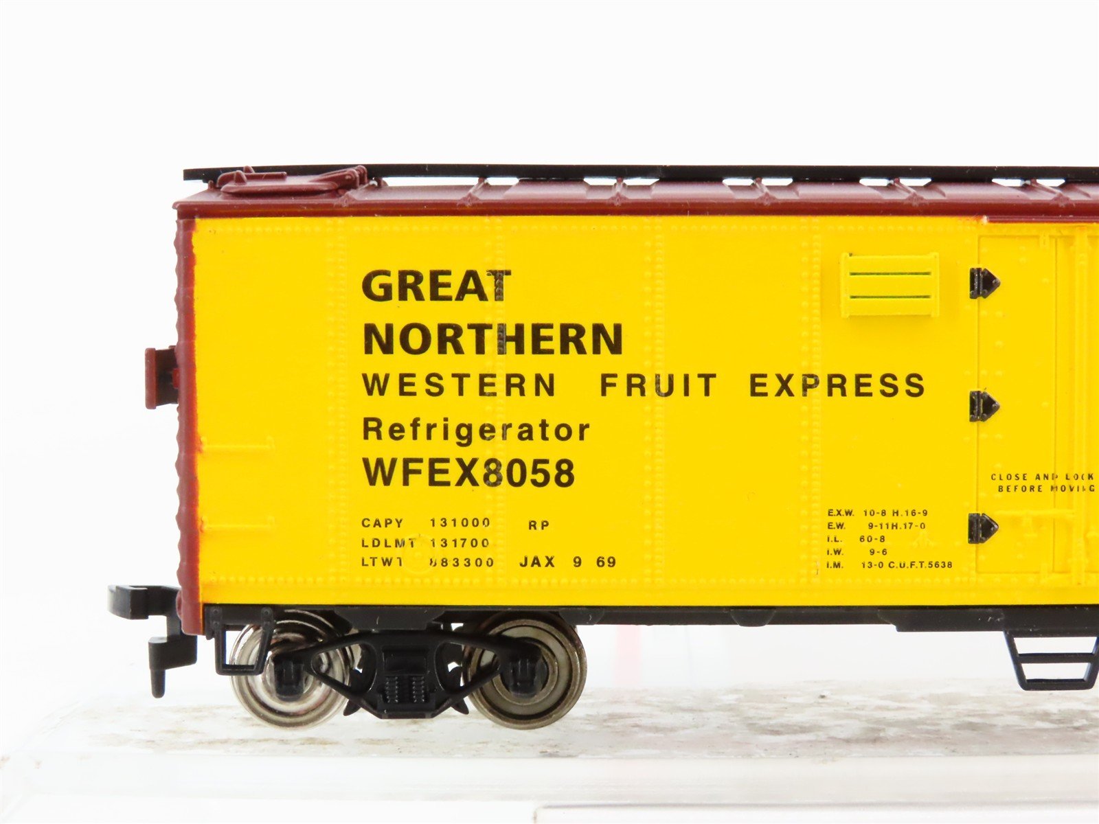 HO Scale Model Power 8263 WFEX / GN Western Fruit Express 40' Steel Reefer #8058