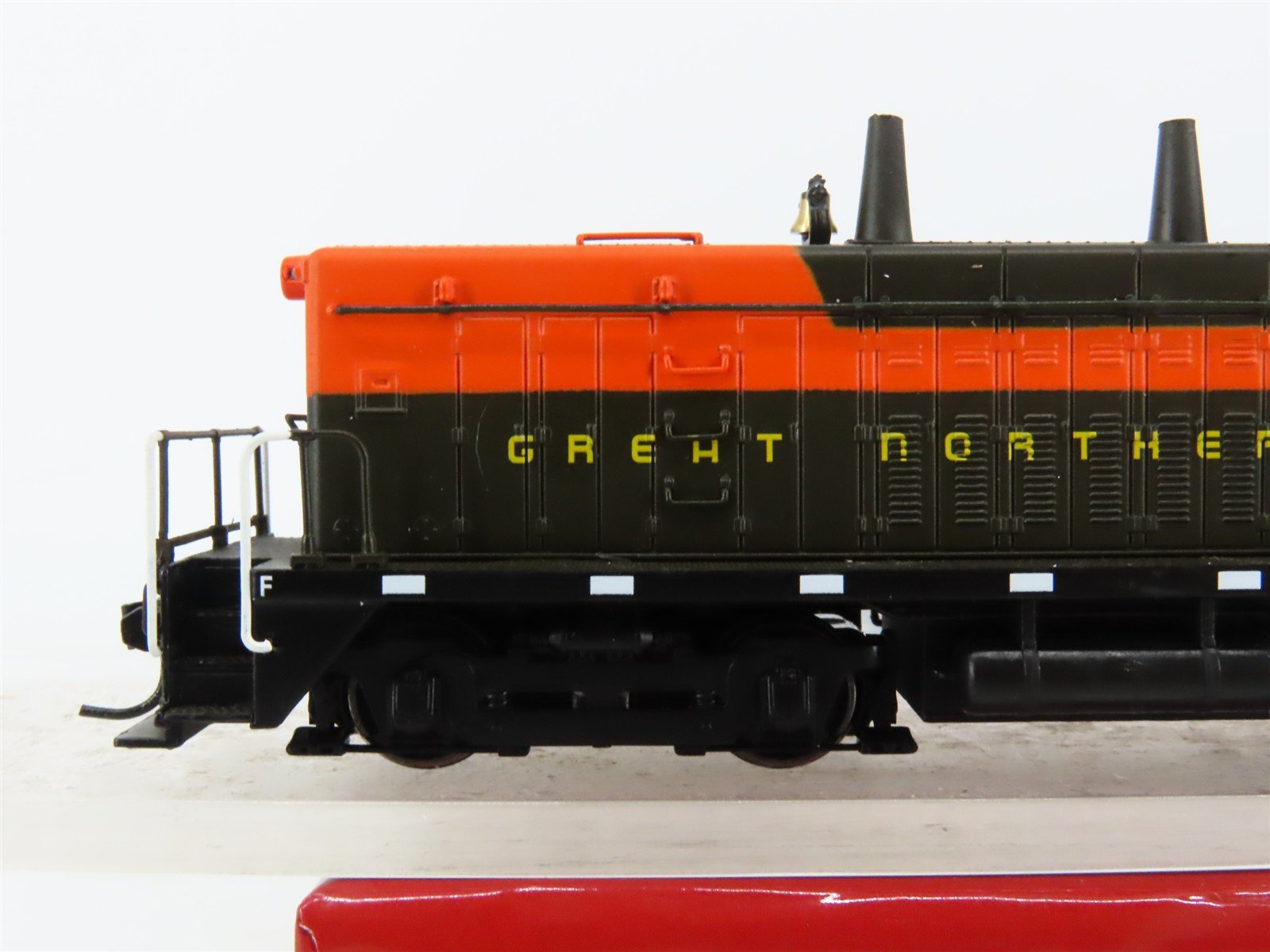 HO Broadway Limited BLI 2112 GN Great Northern EMD NW2 Diesel #16 - Paragon2