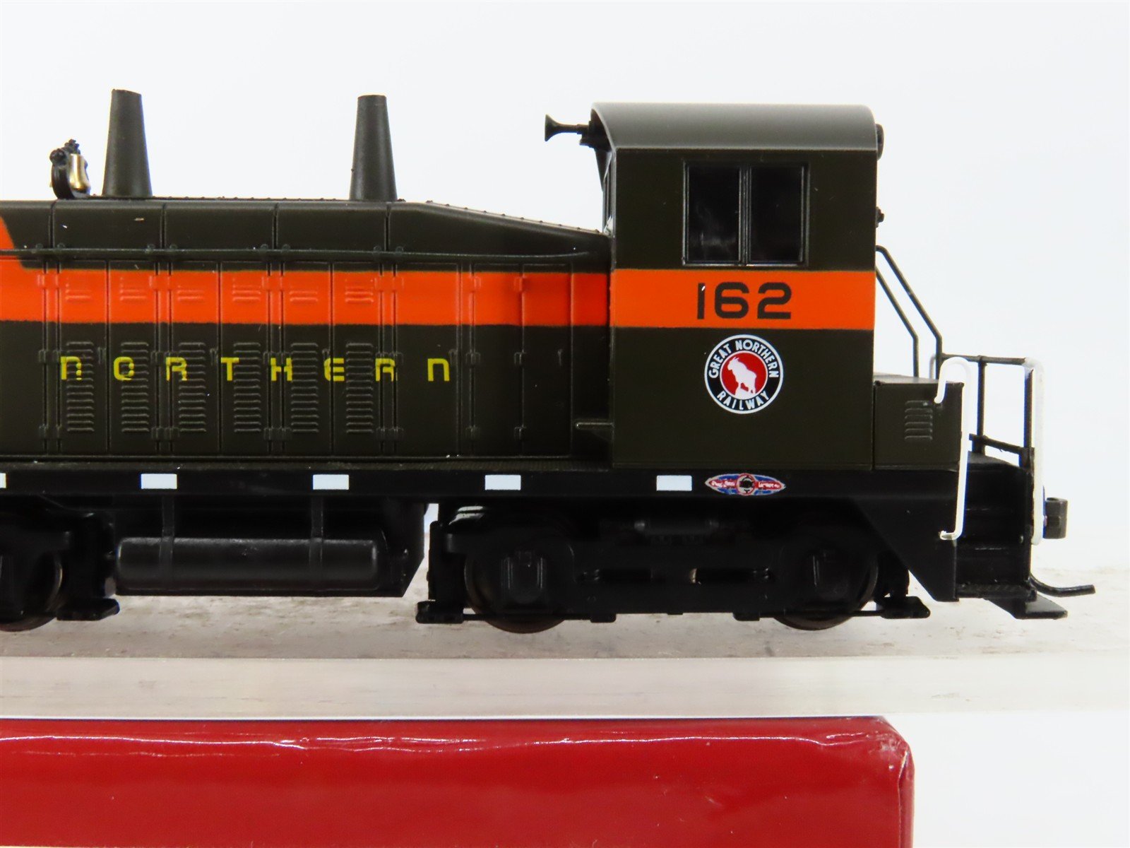 HO Broadway Limited BLI 2112 GN Great Northern EMD NW2 Diesel #16 - Paragon2