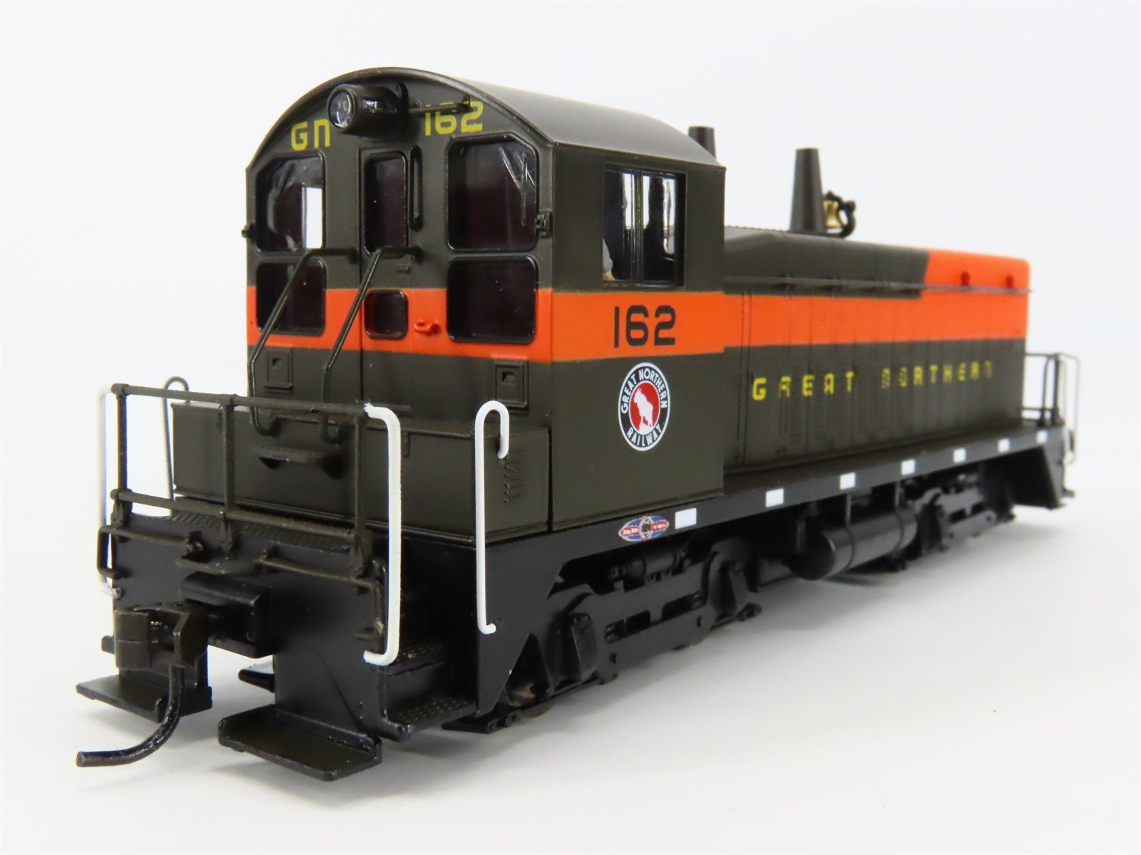 HO Broadway Limited BLI 2112 GN Great Northern EMD NW2 Diesel #16 - Paragon2