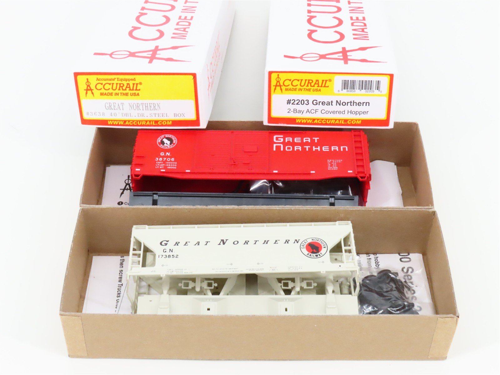 LOT of 2 HO Accurail Kits GN Great Northern 40' Box Car & 2-Bay Covered Hopper