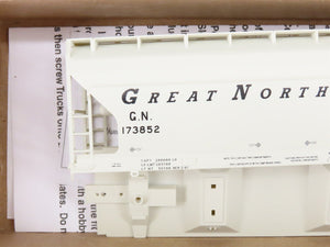 LOT of 2 HO Accurail Kits GN Great Northern 40' Box Car & 2-Bay Covered Hopper