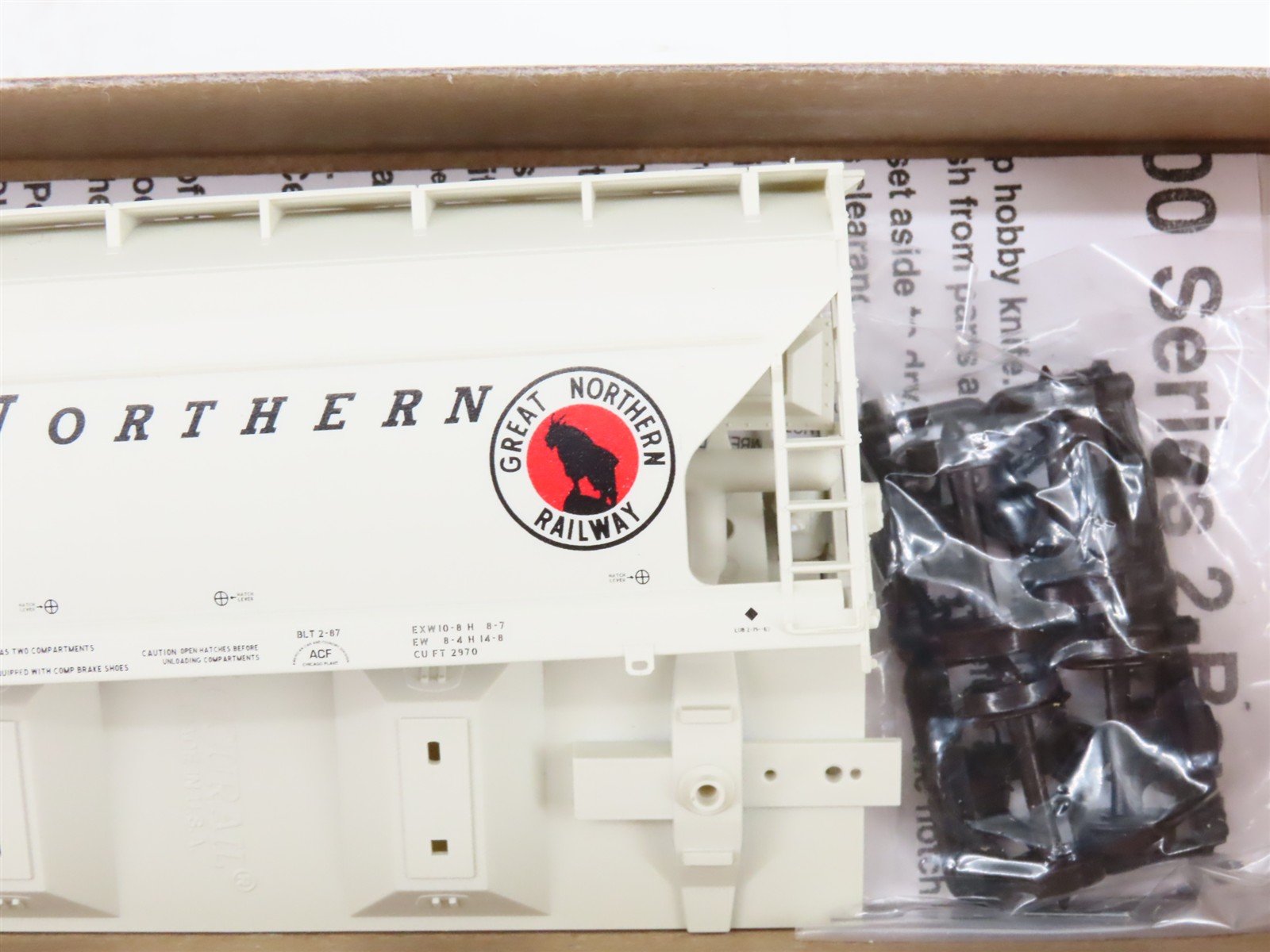 LOT of 2 HO Accurail Kits GN Great Northern 40' Box Car & 2-Bay Covered Hopper