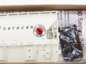 LOT of 2 HO Accurail Kits GN Great Northern 40' Box Car & 2-Bay Covered Hopper