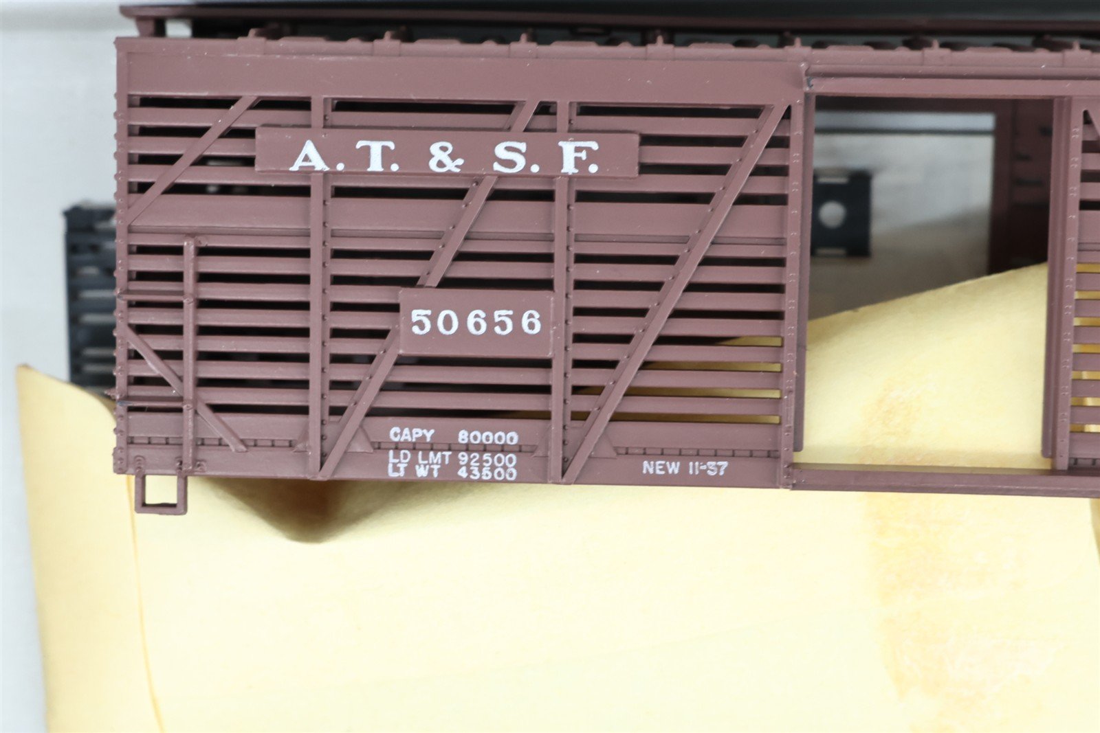 LOT of 6 HO Athearn Kits ATSF Santa Fe Reefer, Tank Cars, Stock Car & Cabooses