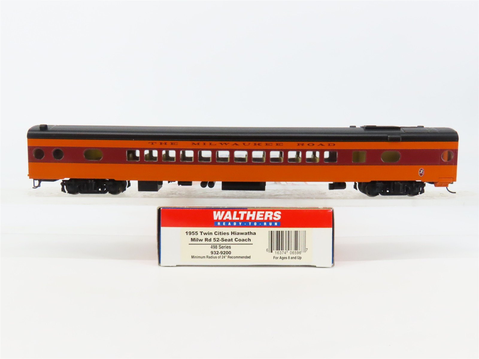 HO Walthers 932-9200 MILW 1955 Twin Cities Hiawatha 52-Seat Coach Passenger Car