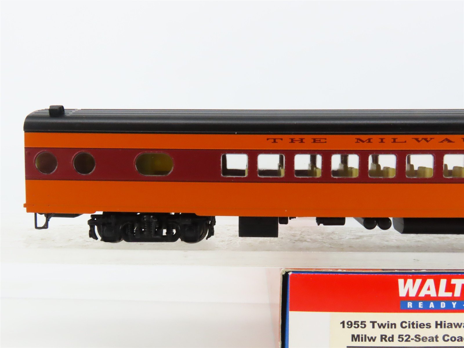 HO Walthers 932-9200 MILW 1955 Twin Cities Hiawatha 52-Seat Coach Passenger Car