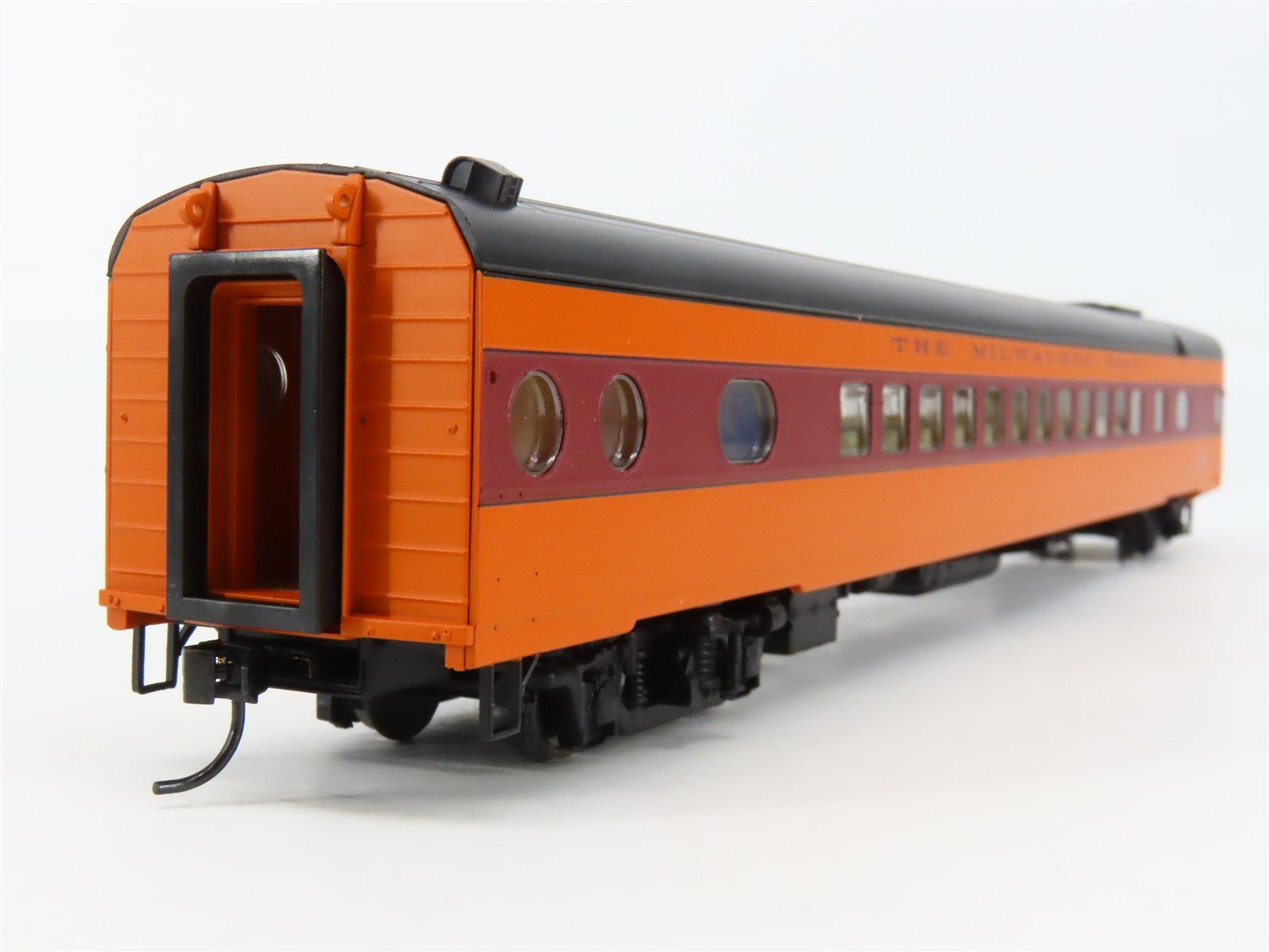 HO Walthers 932-9200 MILW 1955 Twin Cities Hiawatha 52-Seat Coach Passenger Car