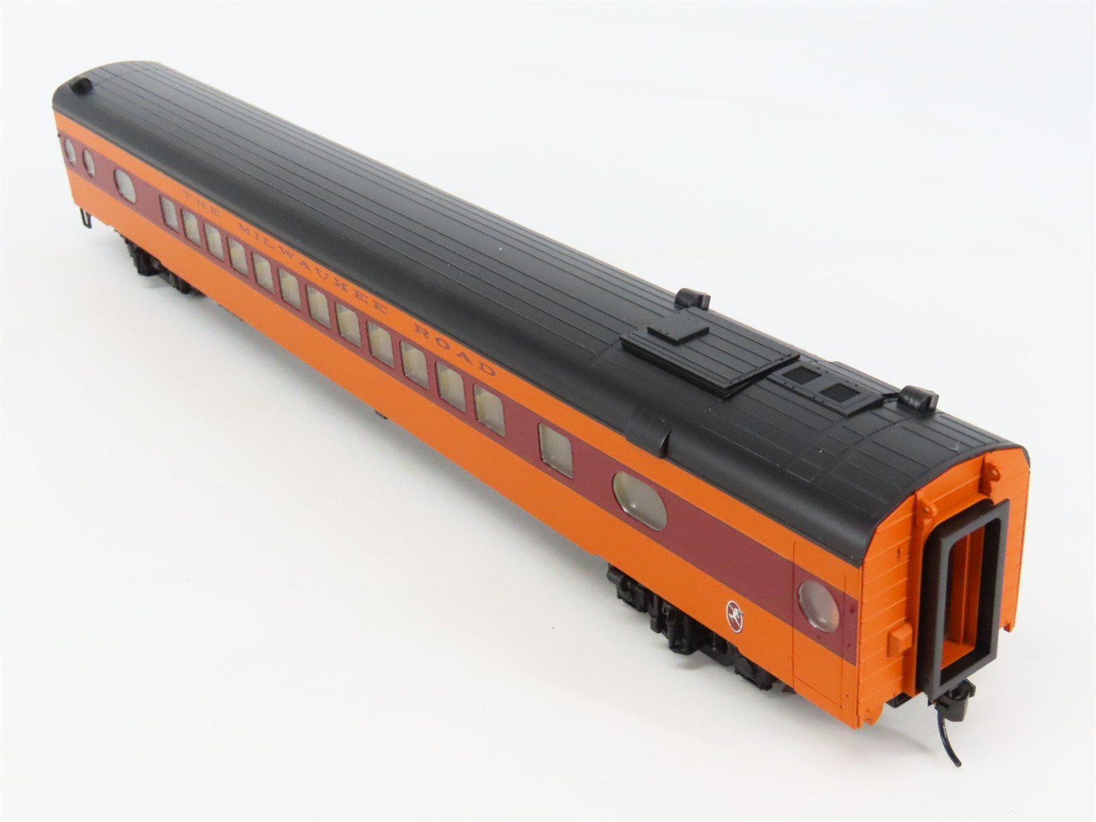 HO Walthers 932-9200 MILW 1955 Twin Cities Hiawatha 52-Seat Coach Passenger Car