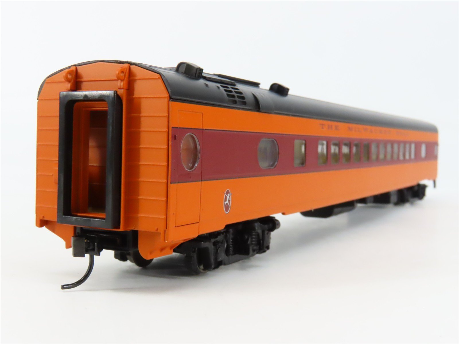 HO Walthers 932-9200 MILW 1955 Twin Cities Hiawatha 52-Seat Coach Passenger Car