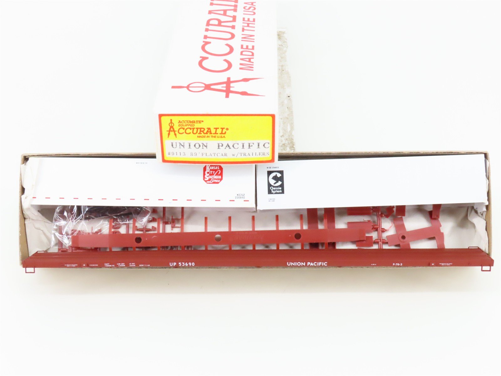 HO Scale Accurail Kit 9113 UP Union Pacific 89' Flat Car #53690 w/ Trailers