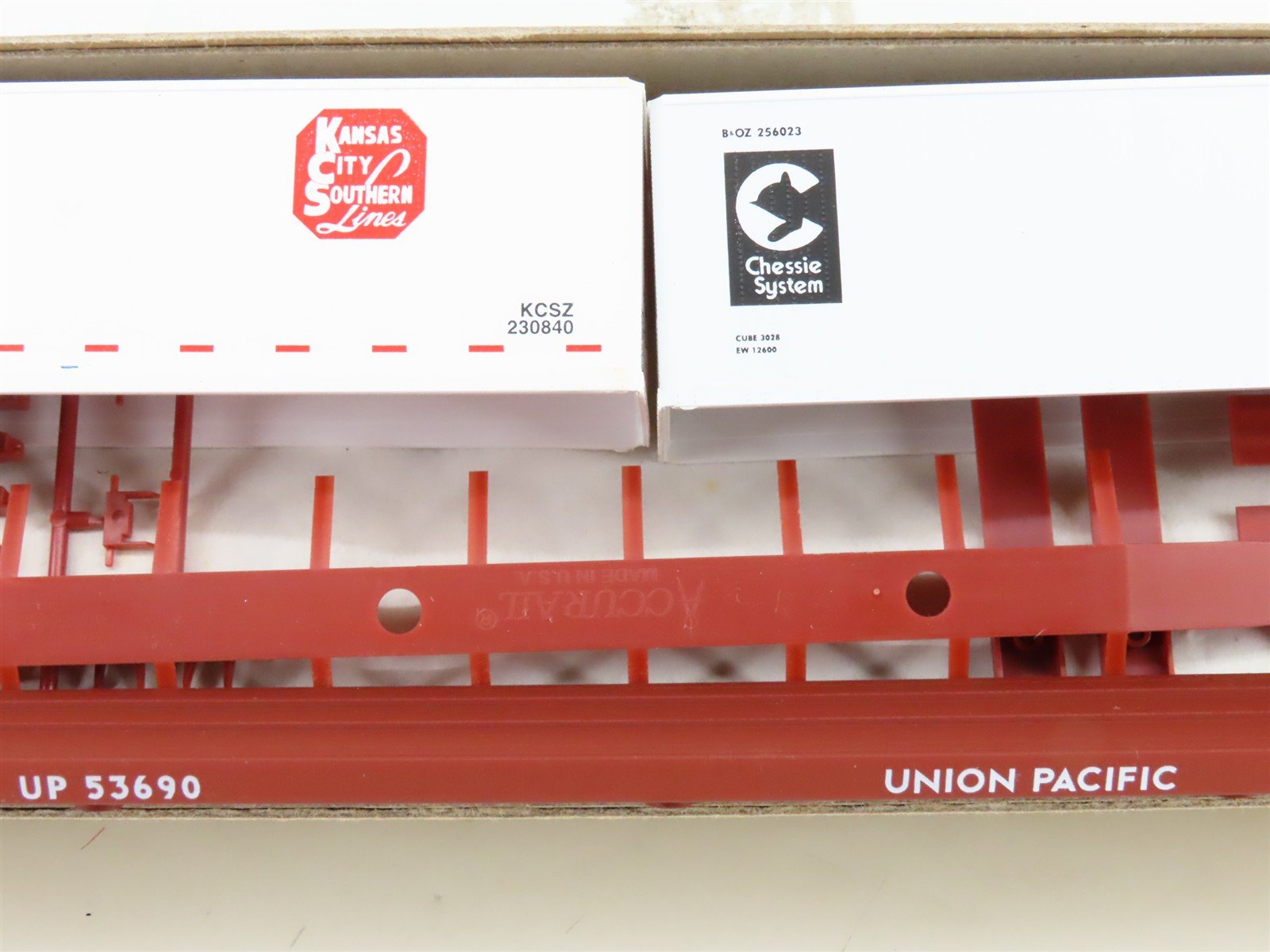HO Scale Accurail Kit 9113 UP Union Pacific 89' Flat Car #53690 w/ Trailers