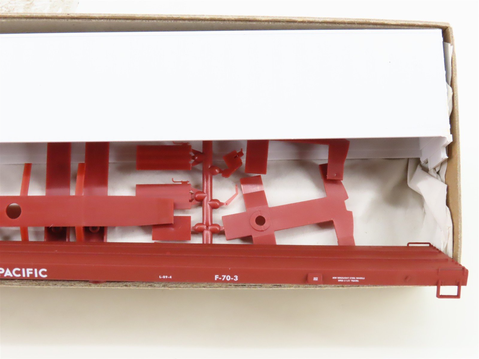 HO Scale Accurail Kit 9113 UP Union Pacific 89' Flat Car #53690 w/ Trailers
