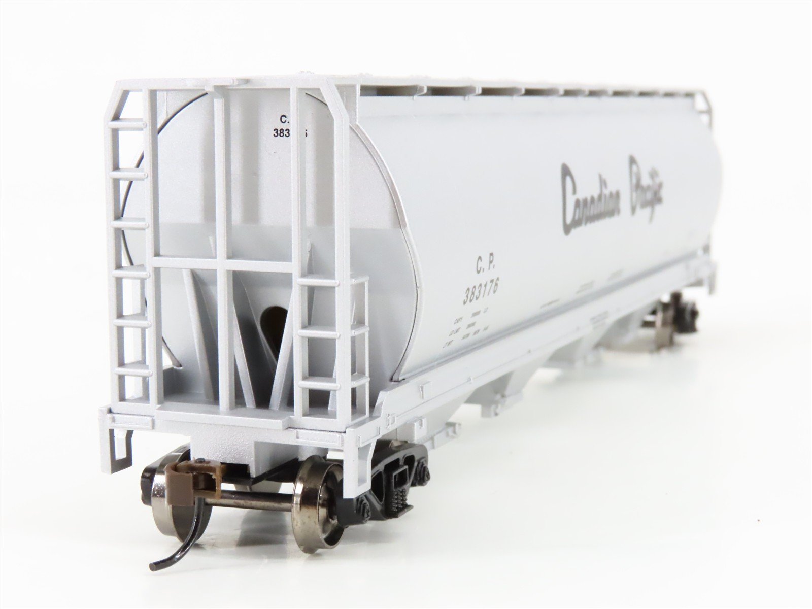 HO Bachmann Silver Series 19142 CP Canadian Pacific 4-Bay Covered Hopper #383176
